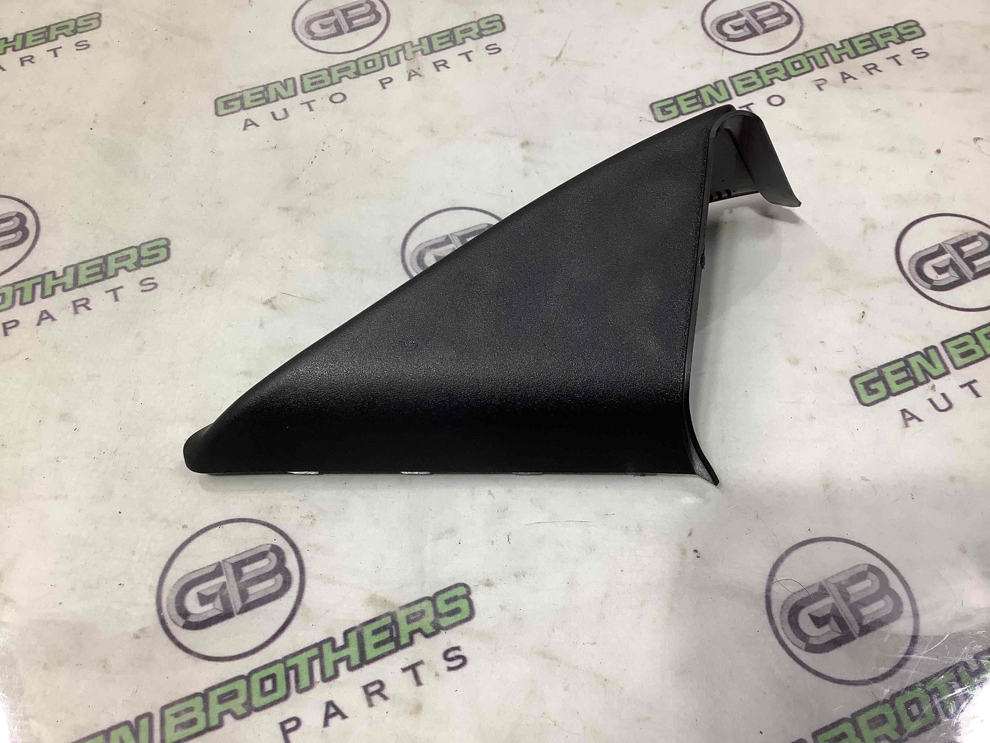 Корпус, накладка, крепление левого зеркала