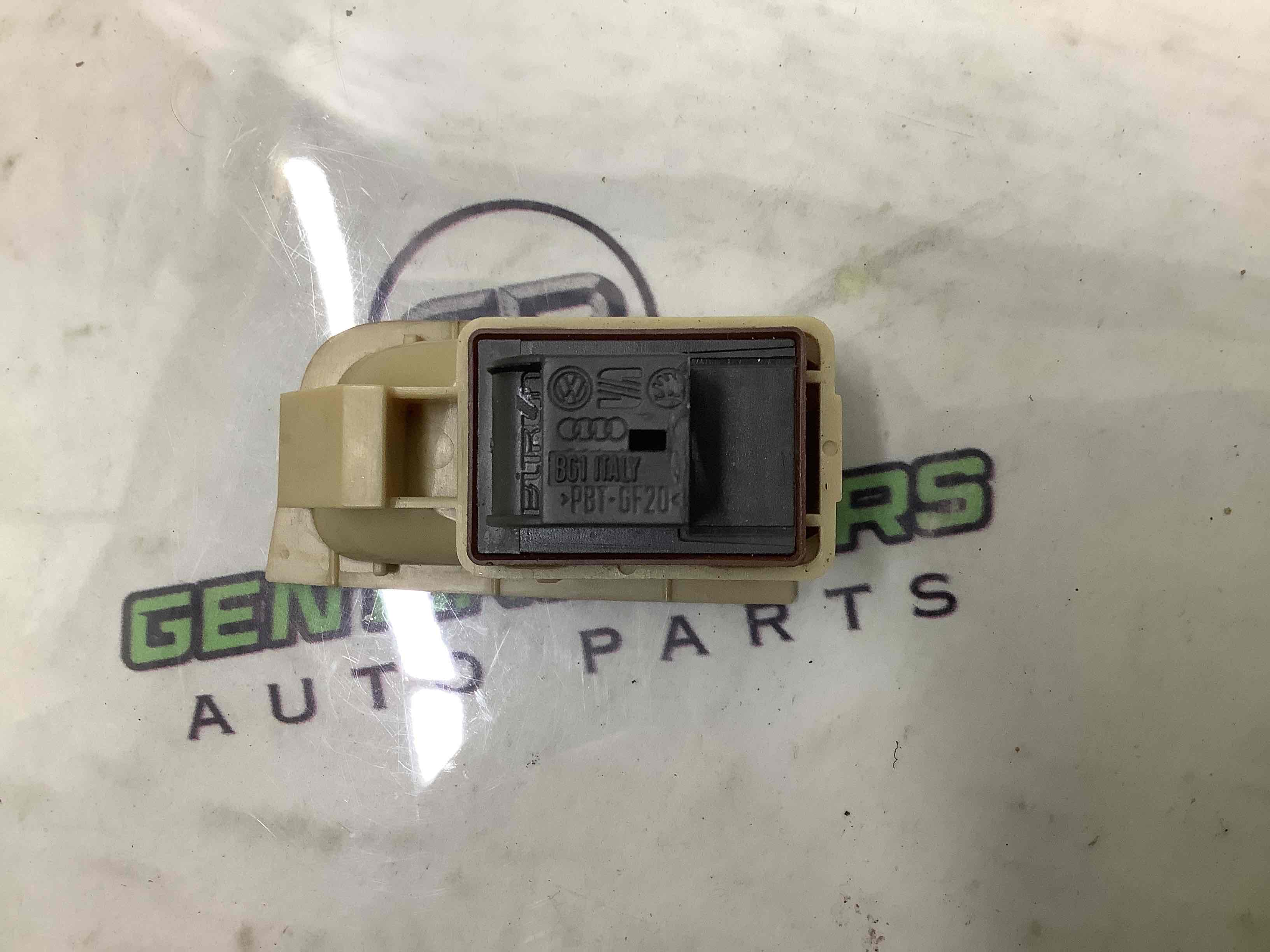 Кнопка открытия багажника