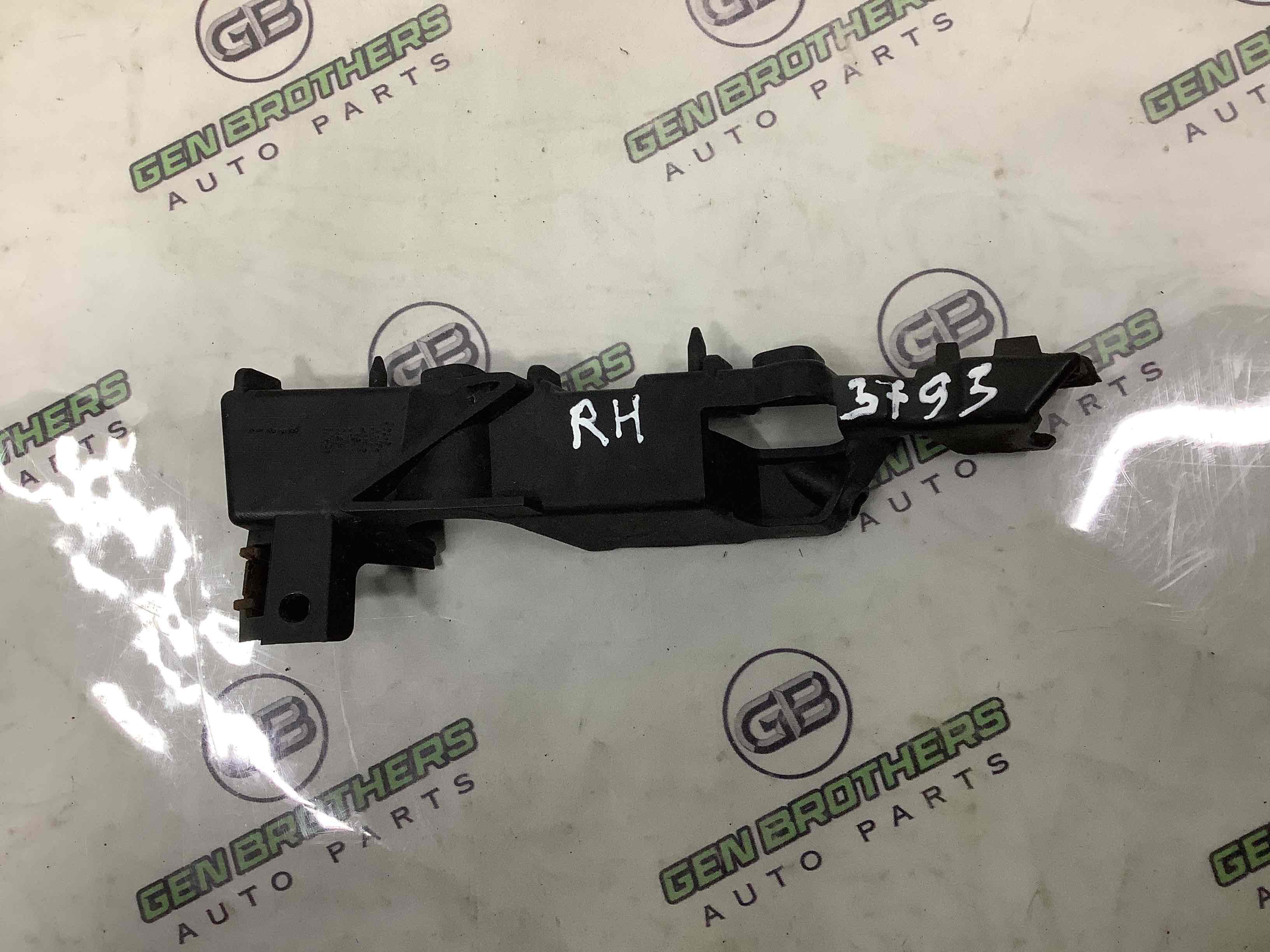 Крепление переднего бампера правое