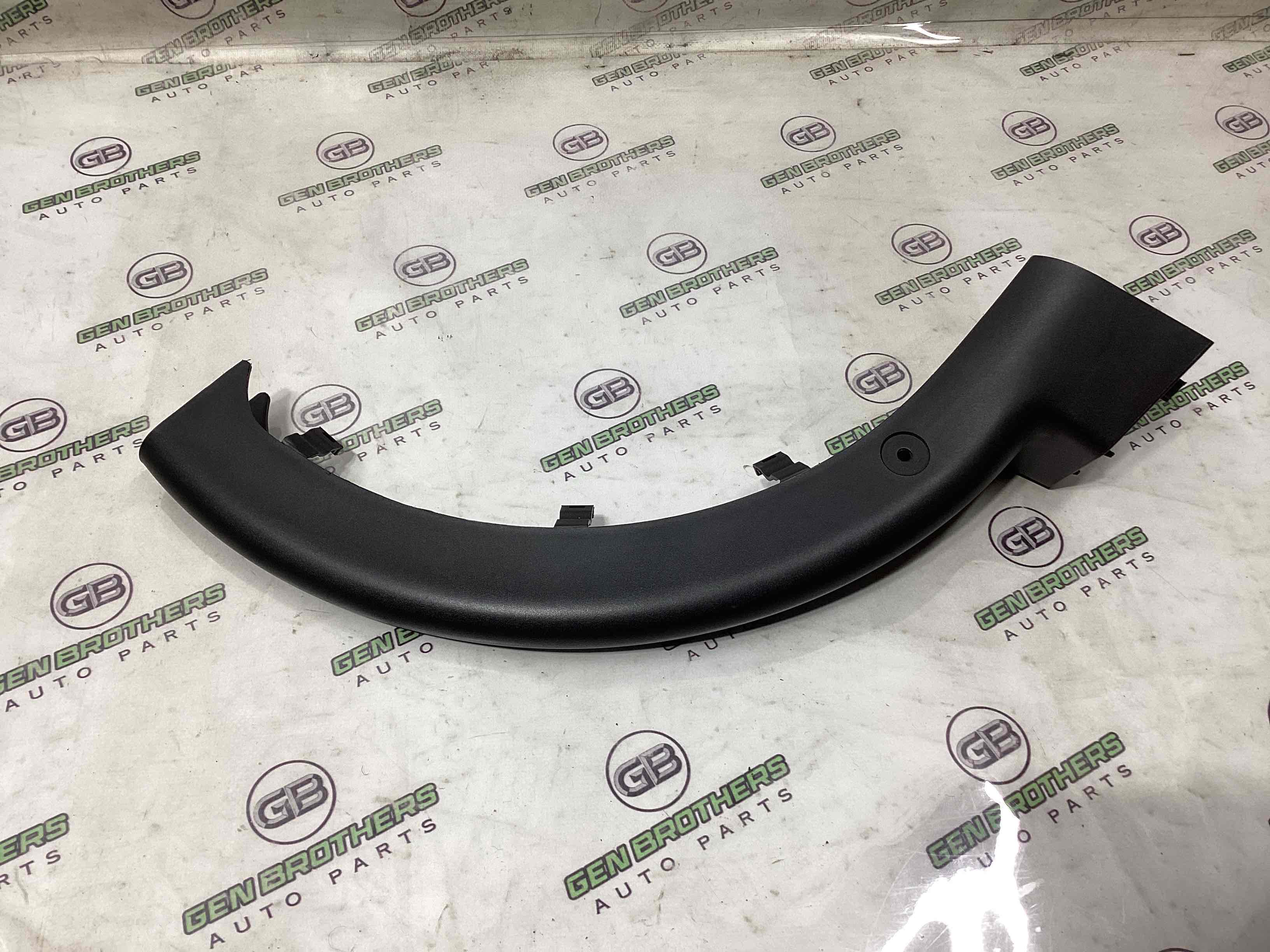 Накладка петли крышки багажника