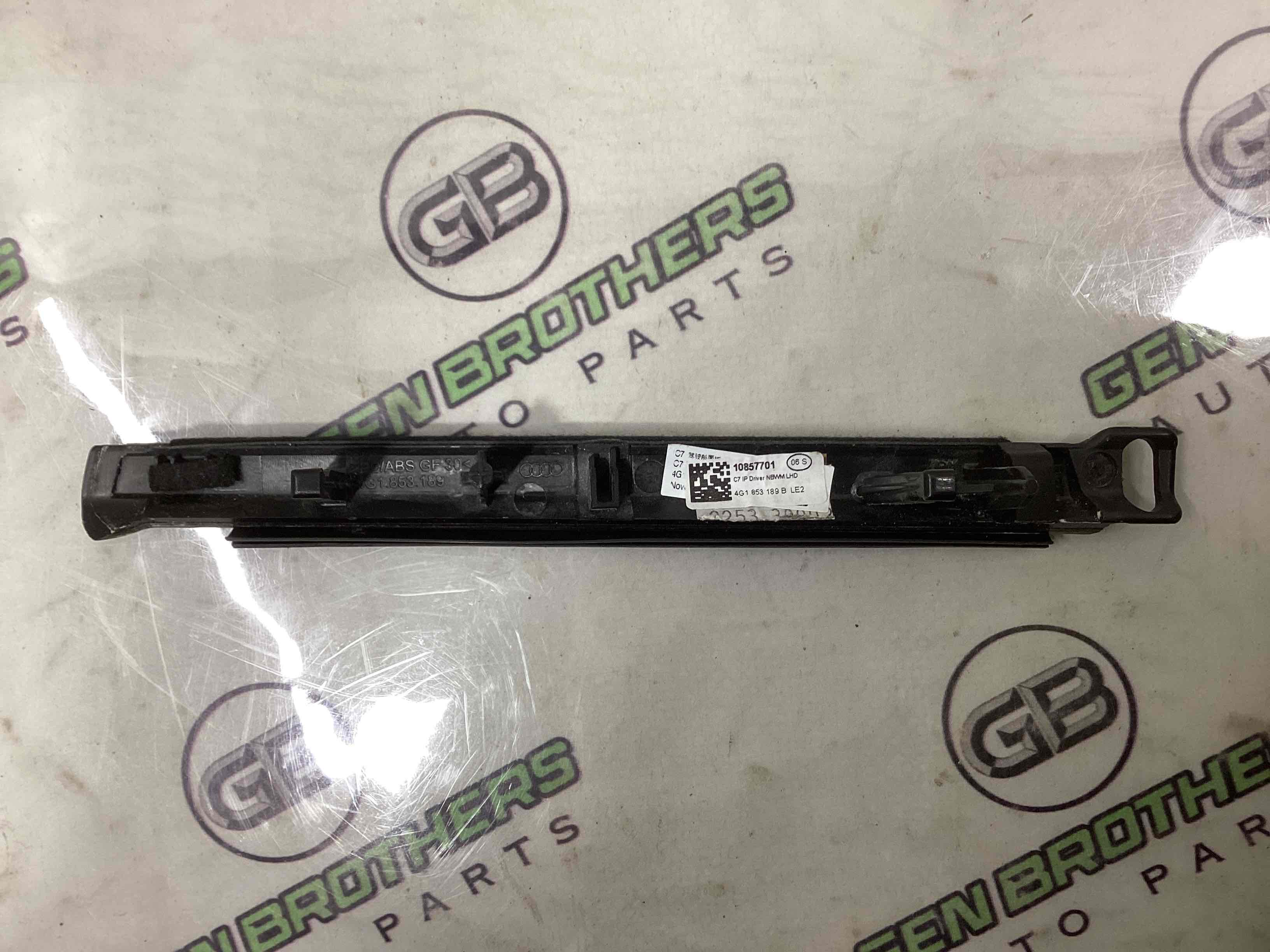 Обшивка приборной панели торпедо