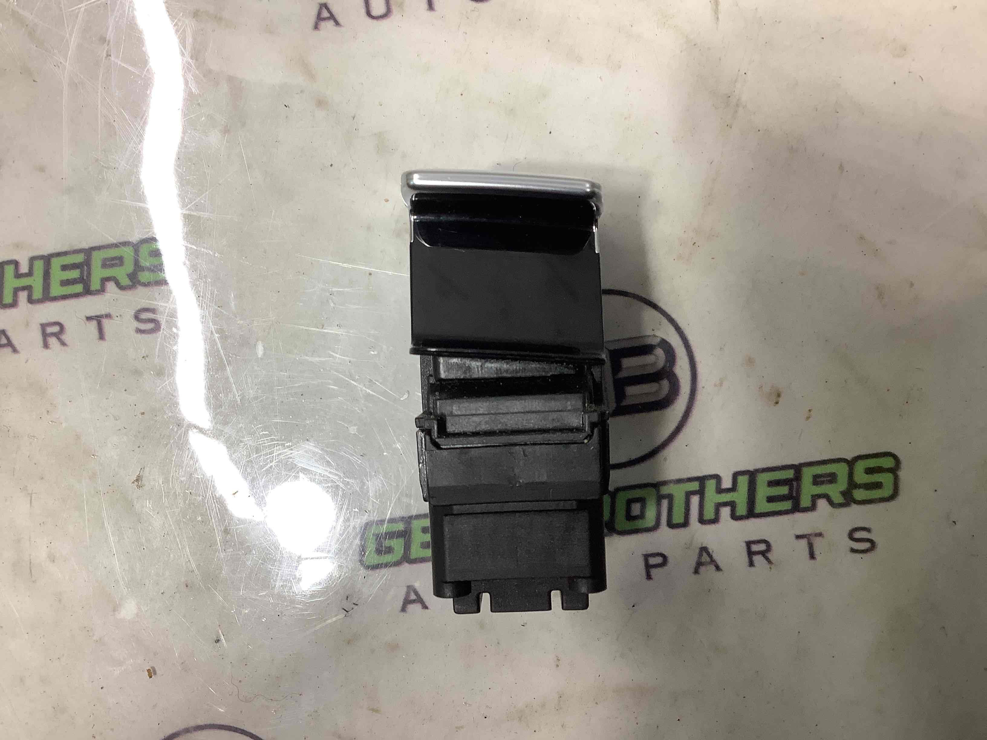 Кнопка ручного тормоза ручника