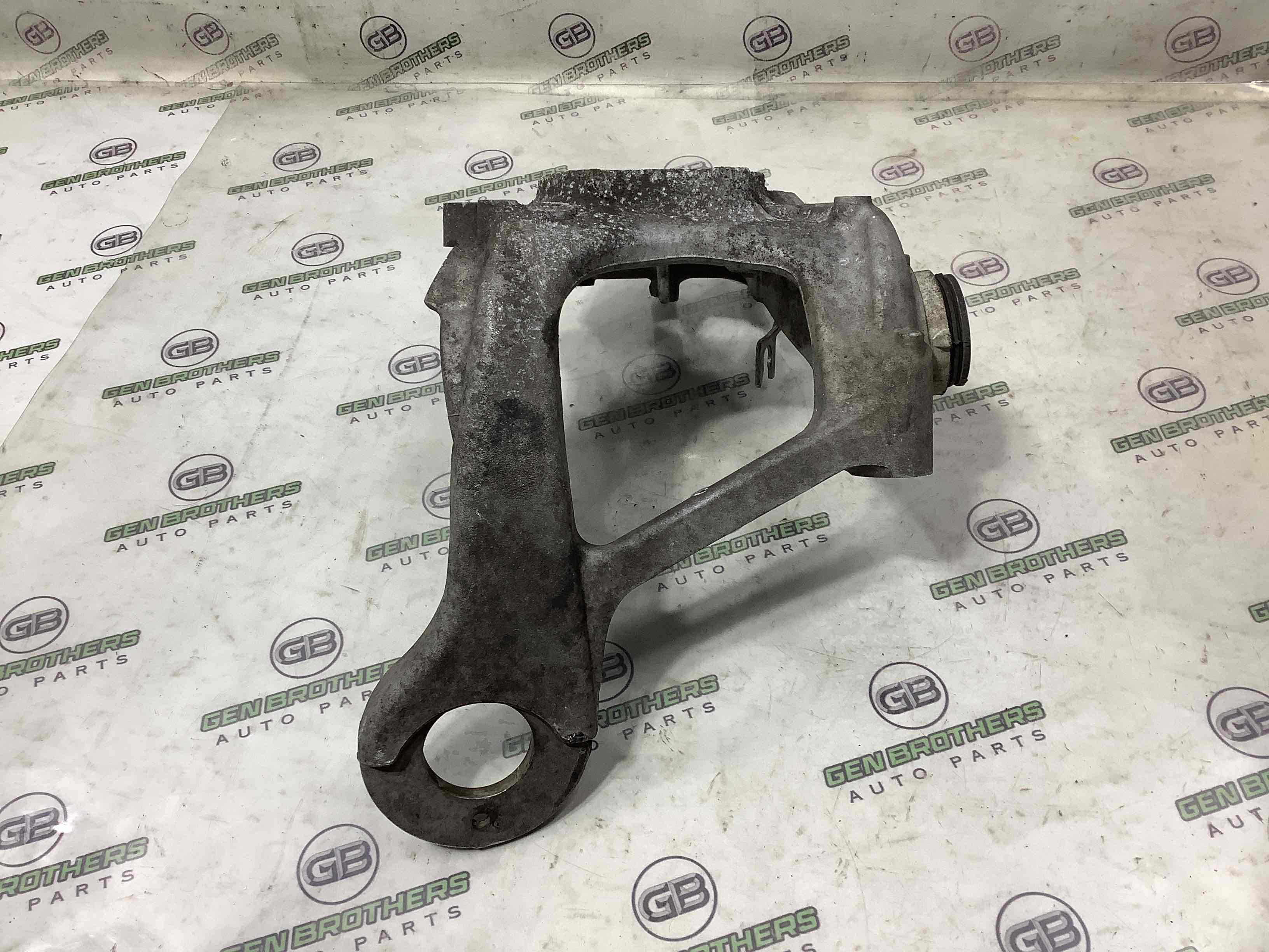 Кулак задний левый