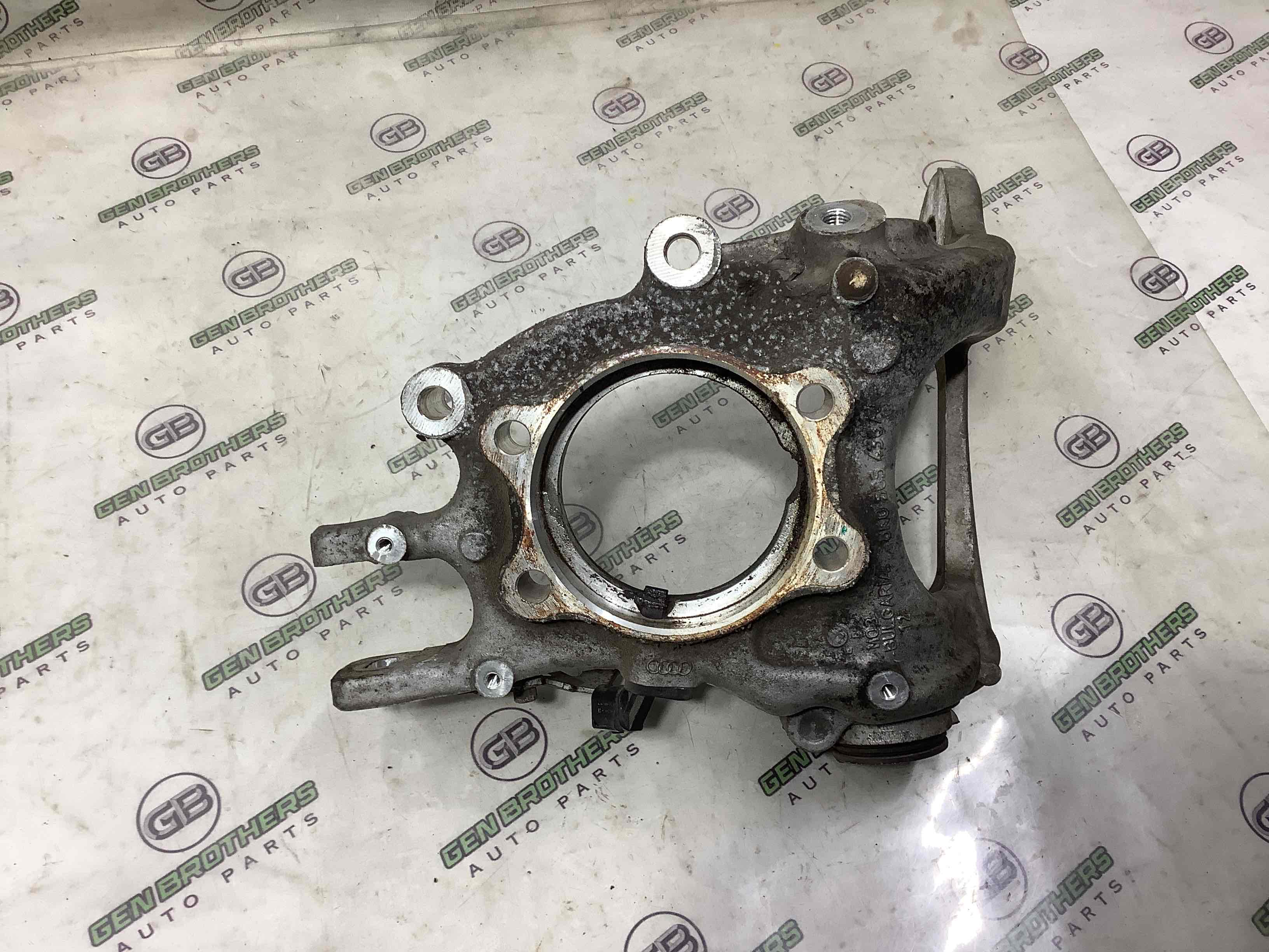 Кулак задний правый