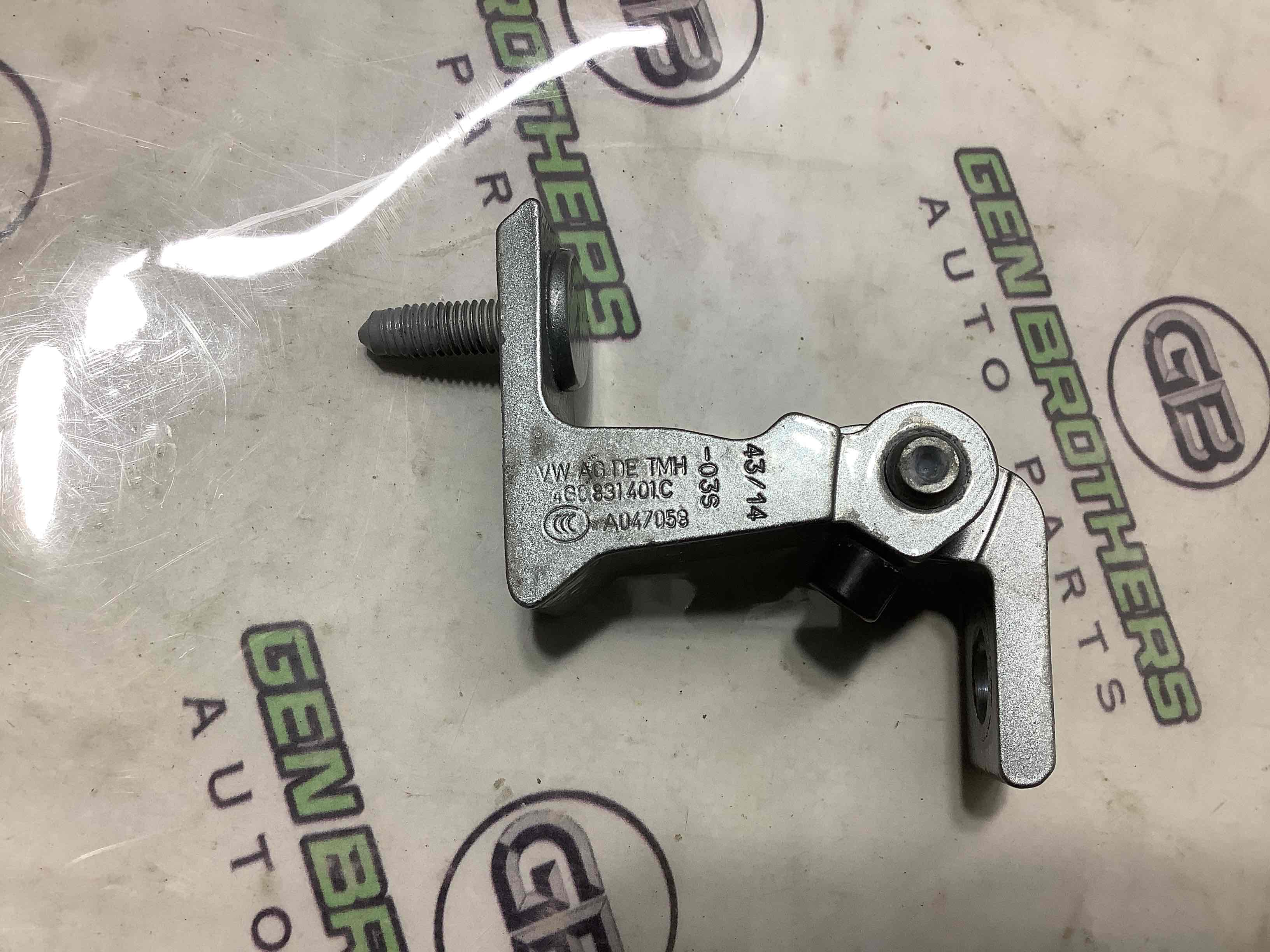 Петля двери, замок двери