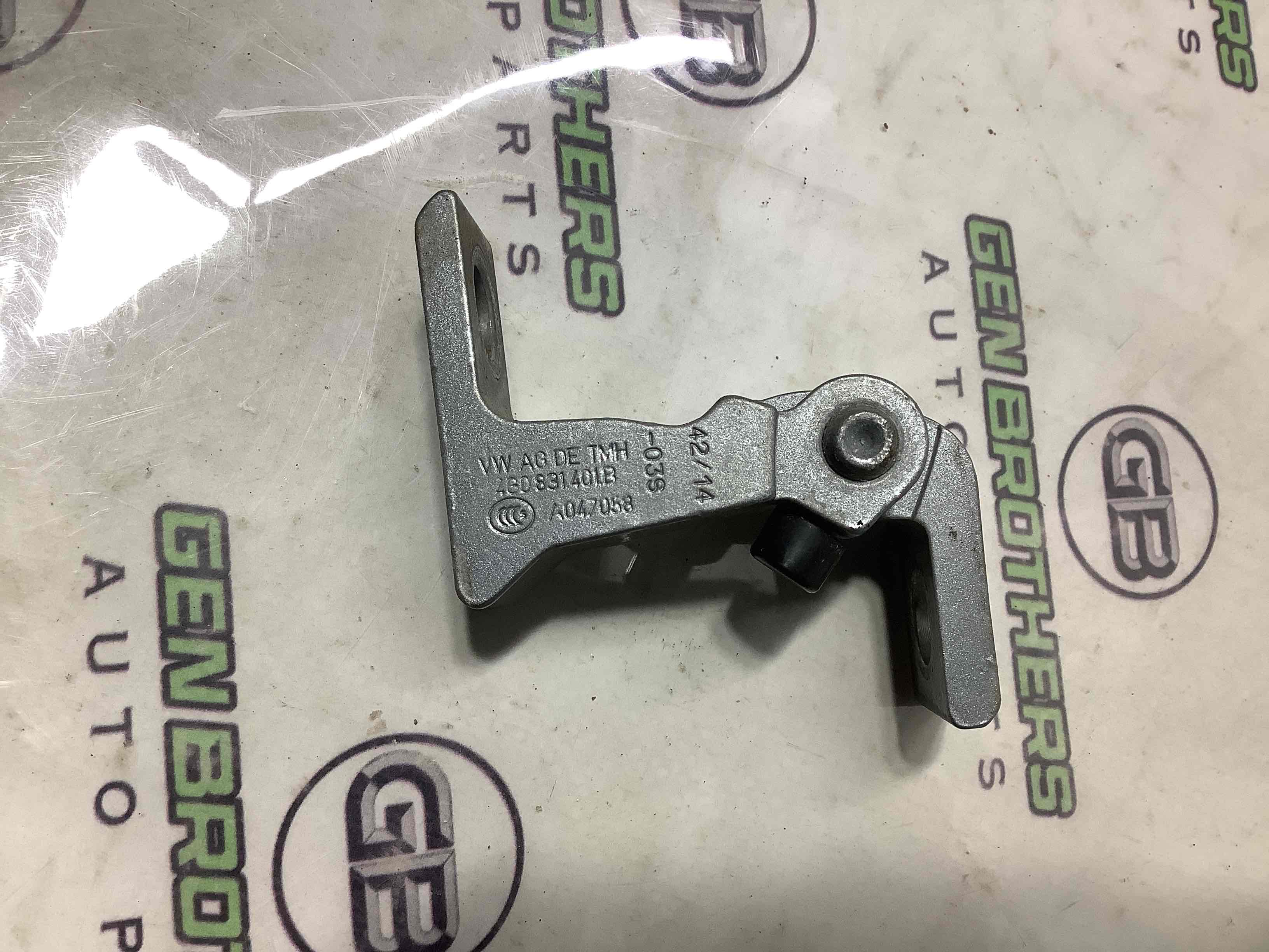 Петля двери, замок двери