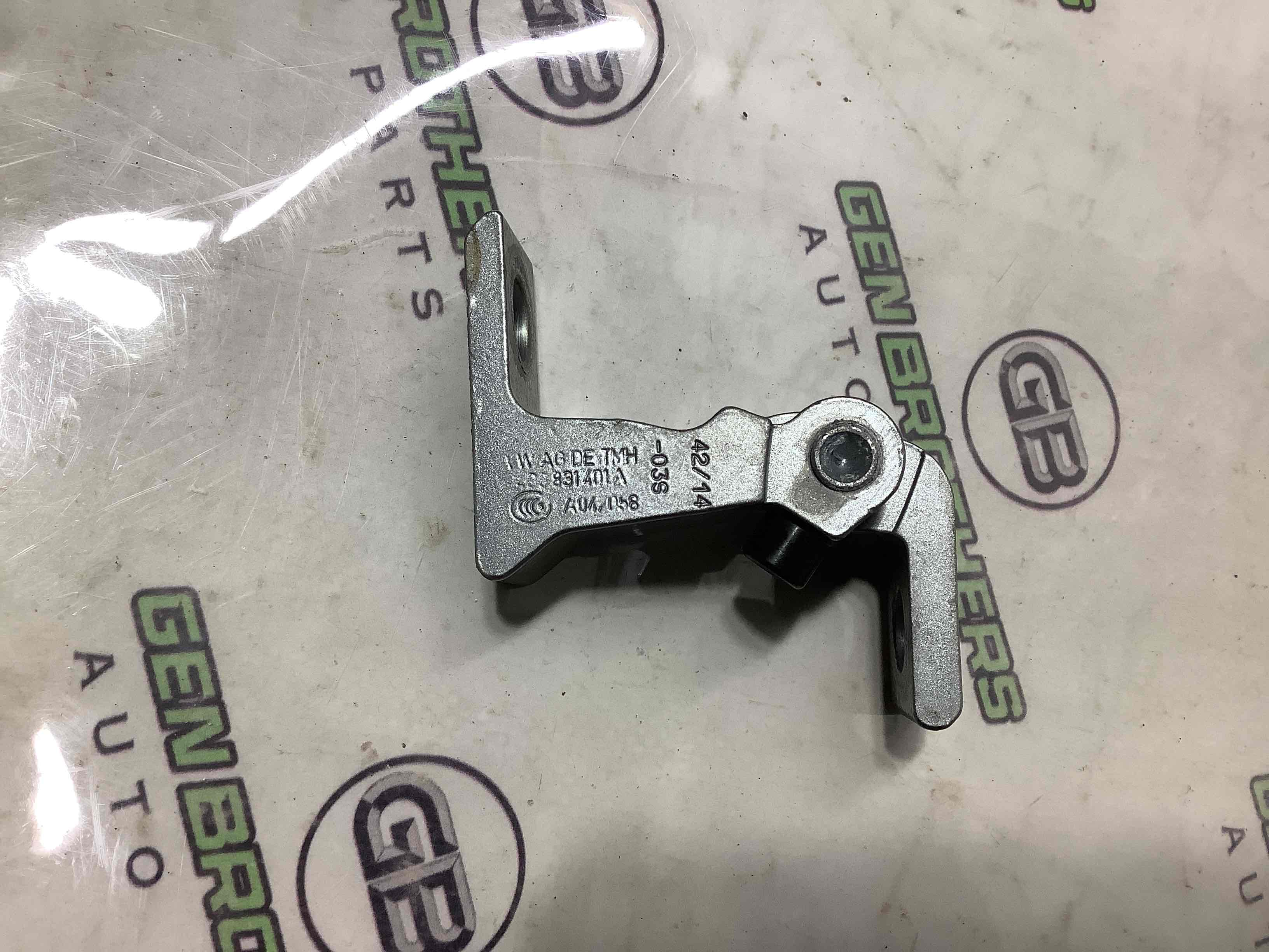 Петля двери, замок двери