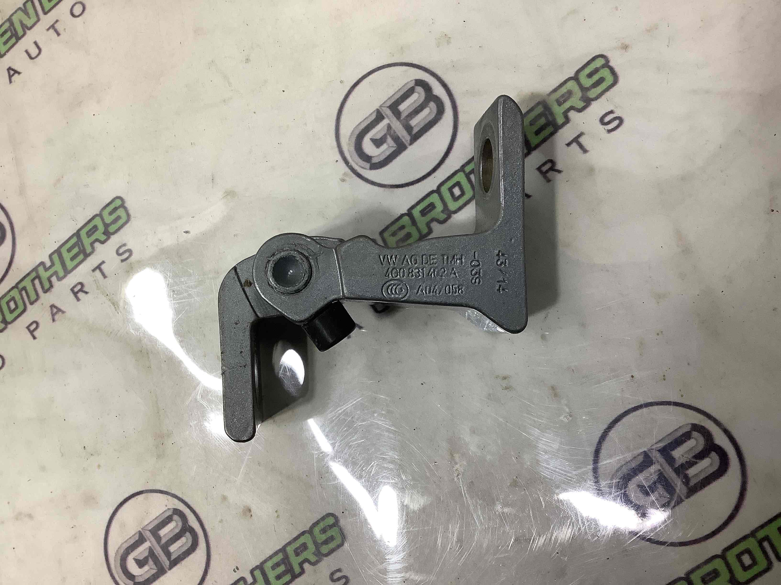 Петля двери, замок двери