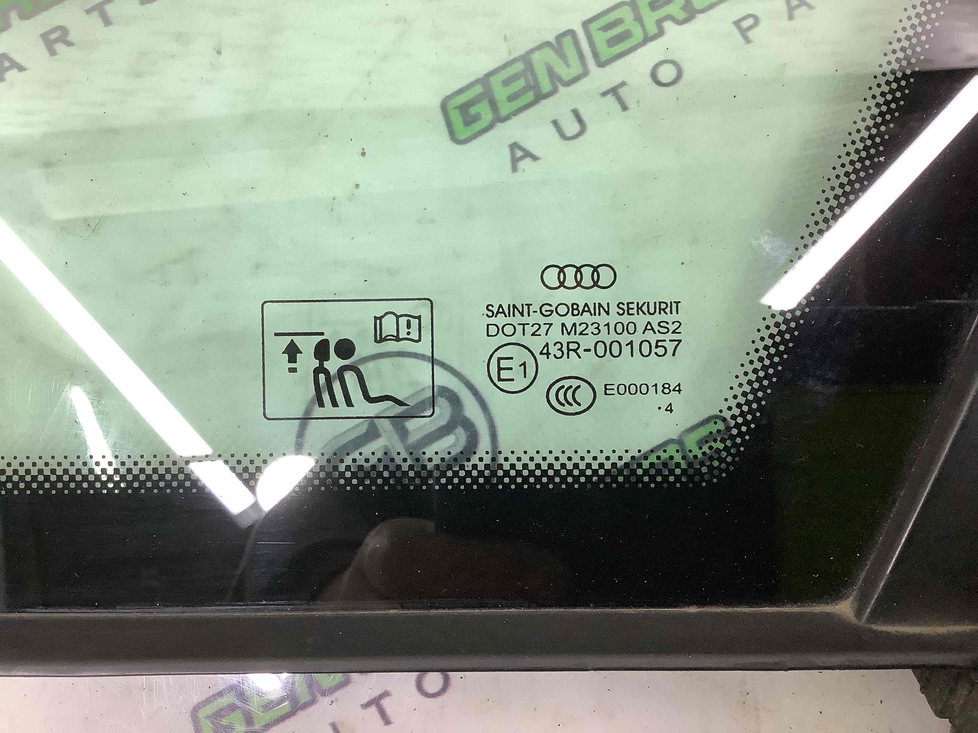 Стекло кузова правое