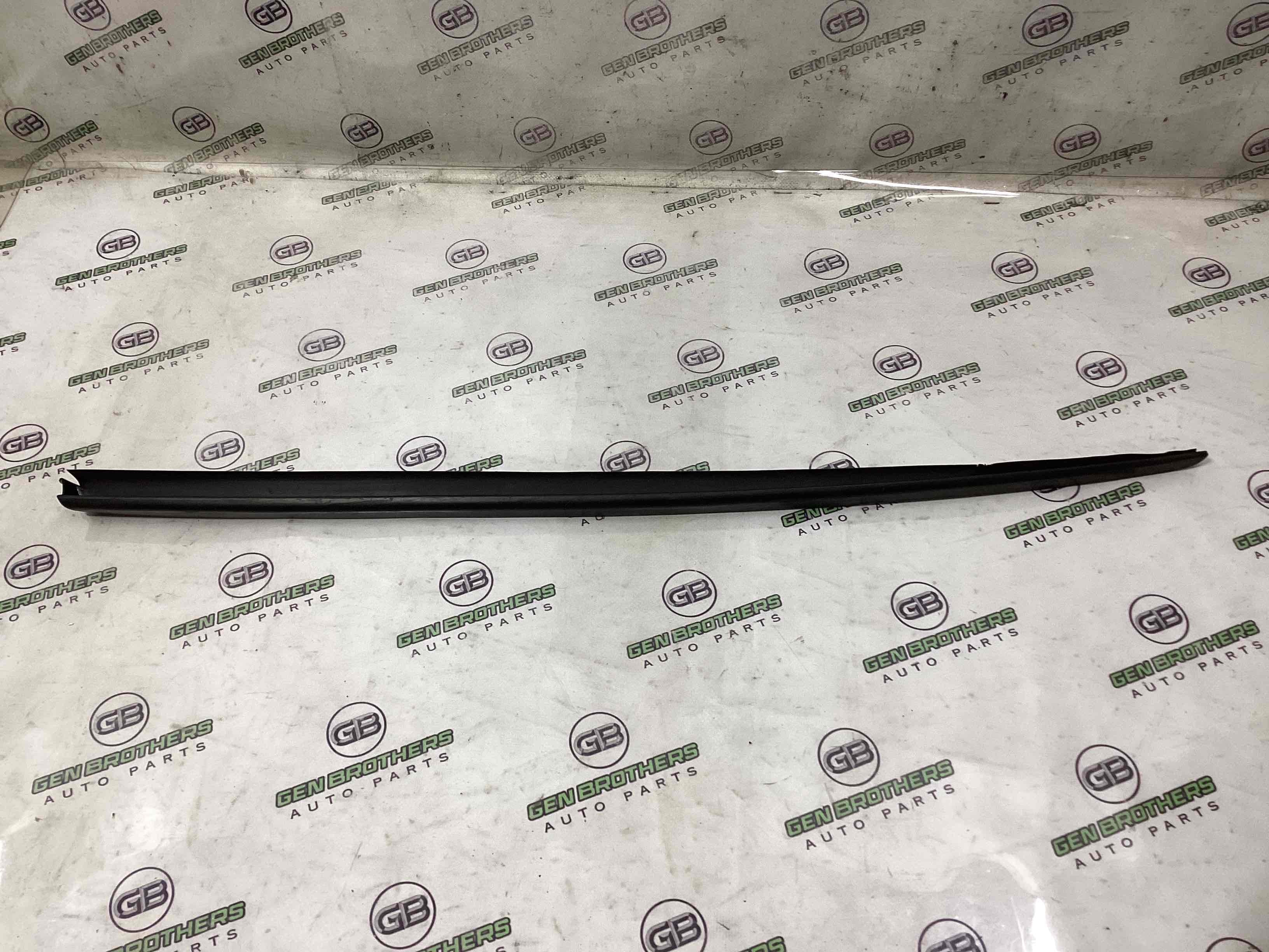 Молдинг лобового стекла