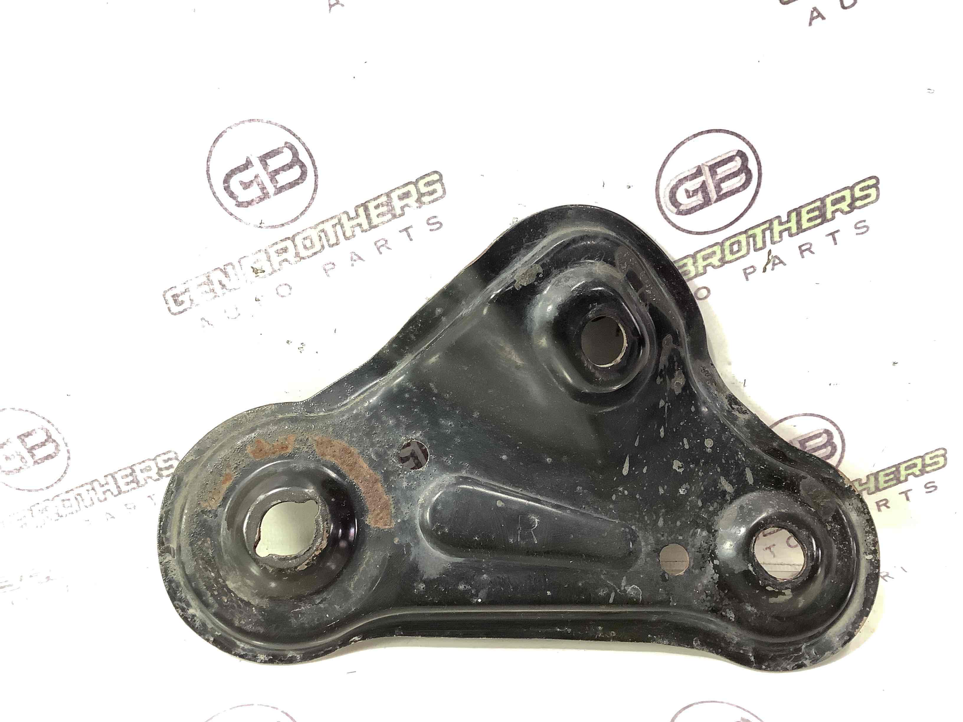 Кронштейн переднього підрамника