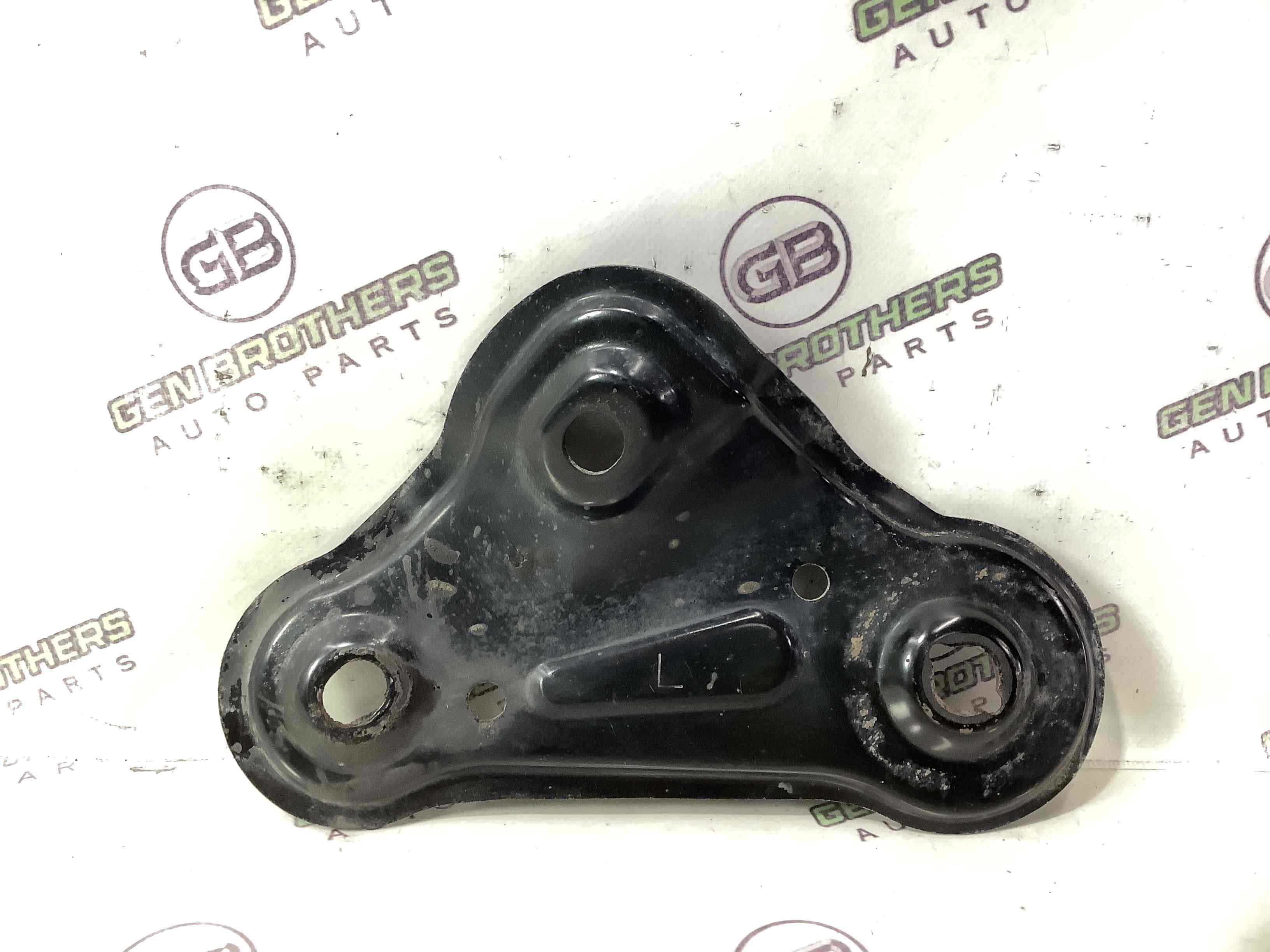 Кронштейн переднього підрамника