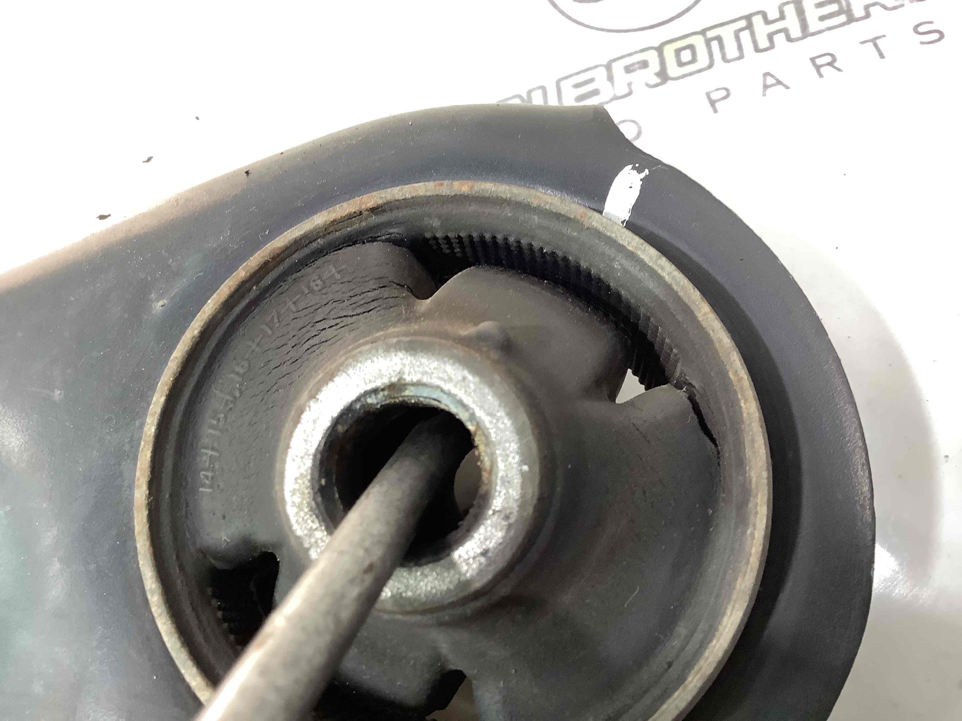 Важіль передній лівий