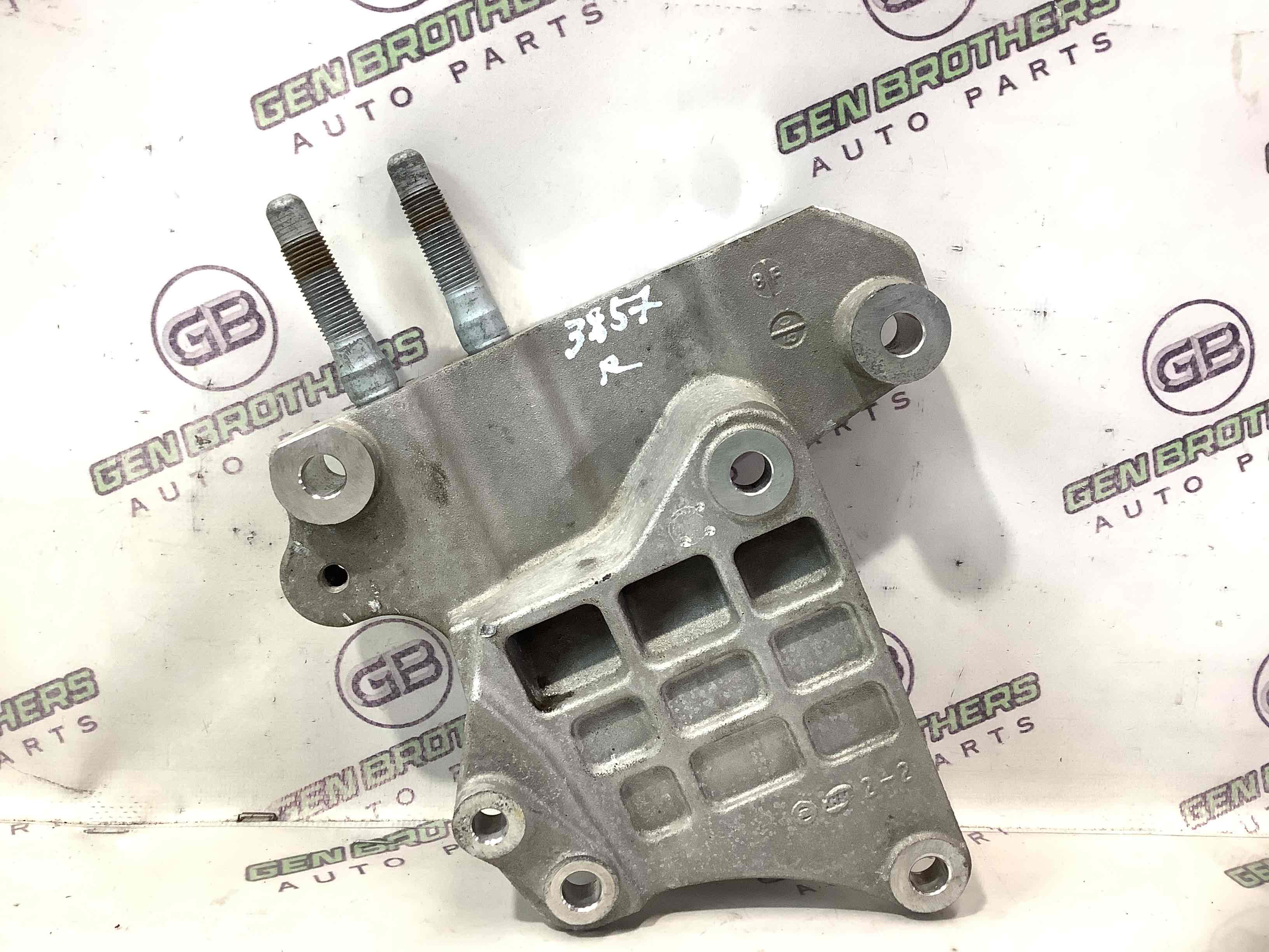 Кронштейн двигуна