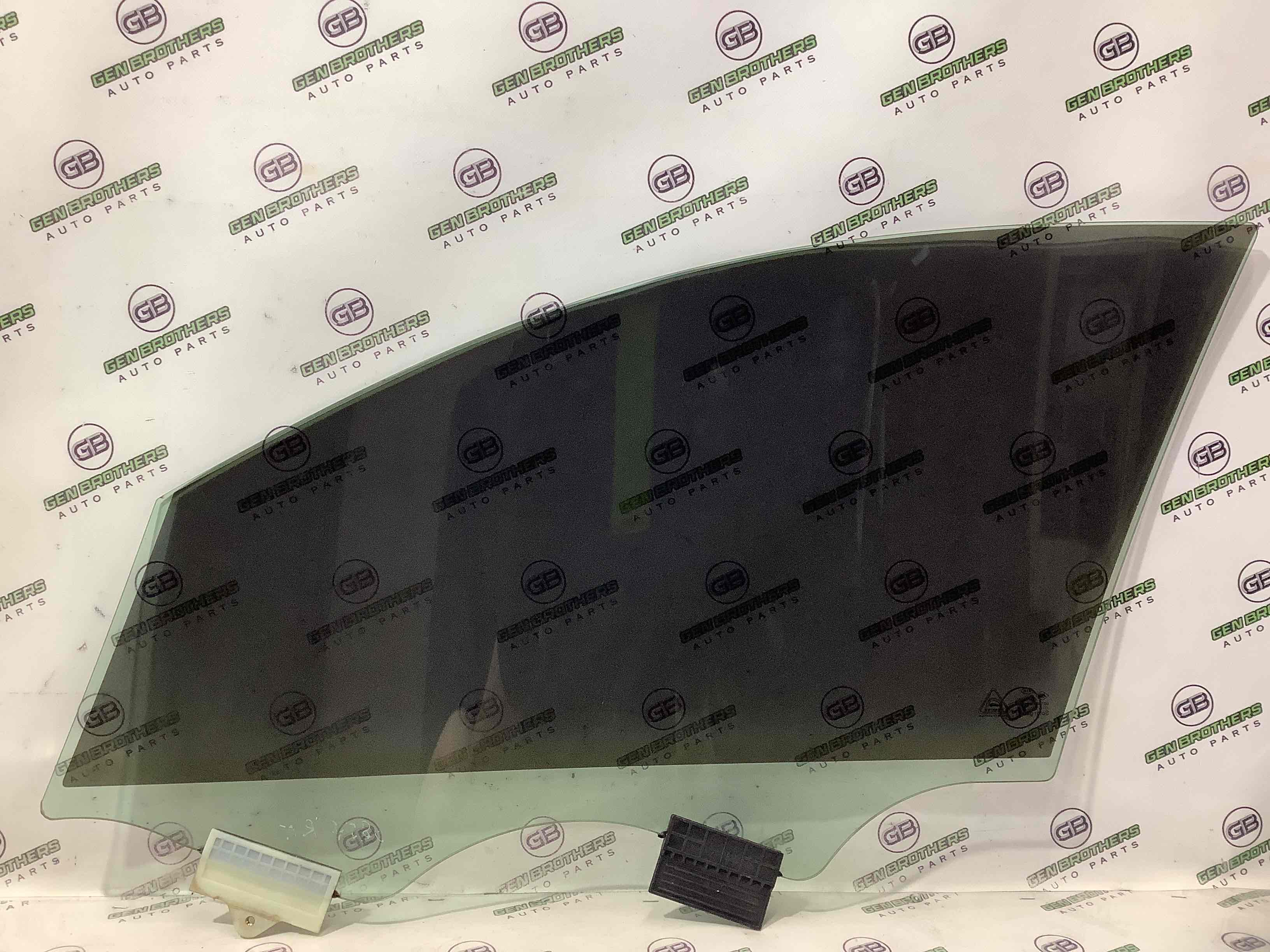 Стекло переднее правое