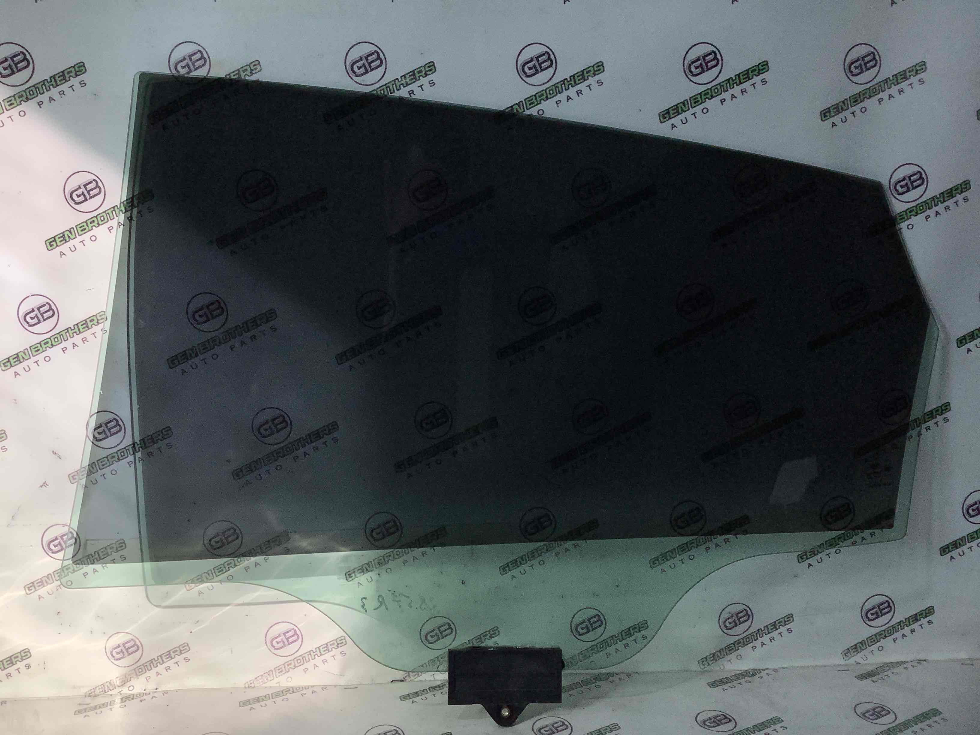 Стекло заднее правое