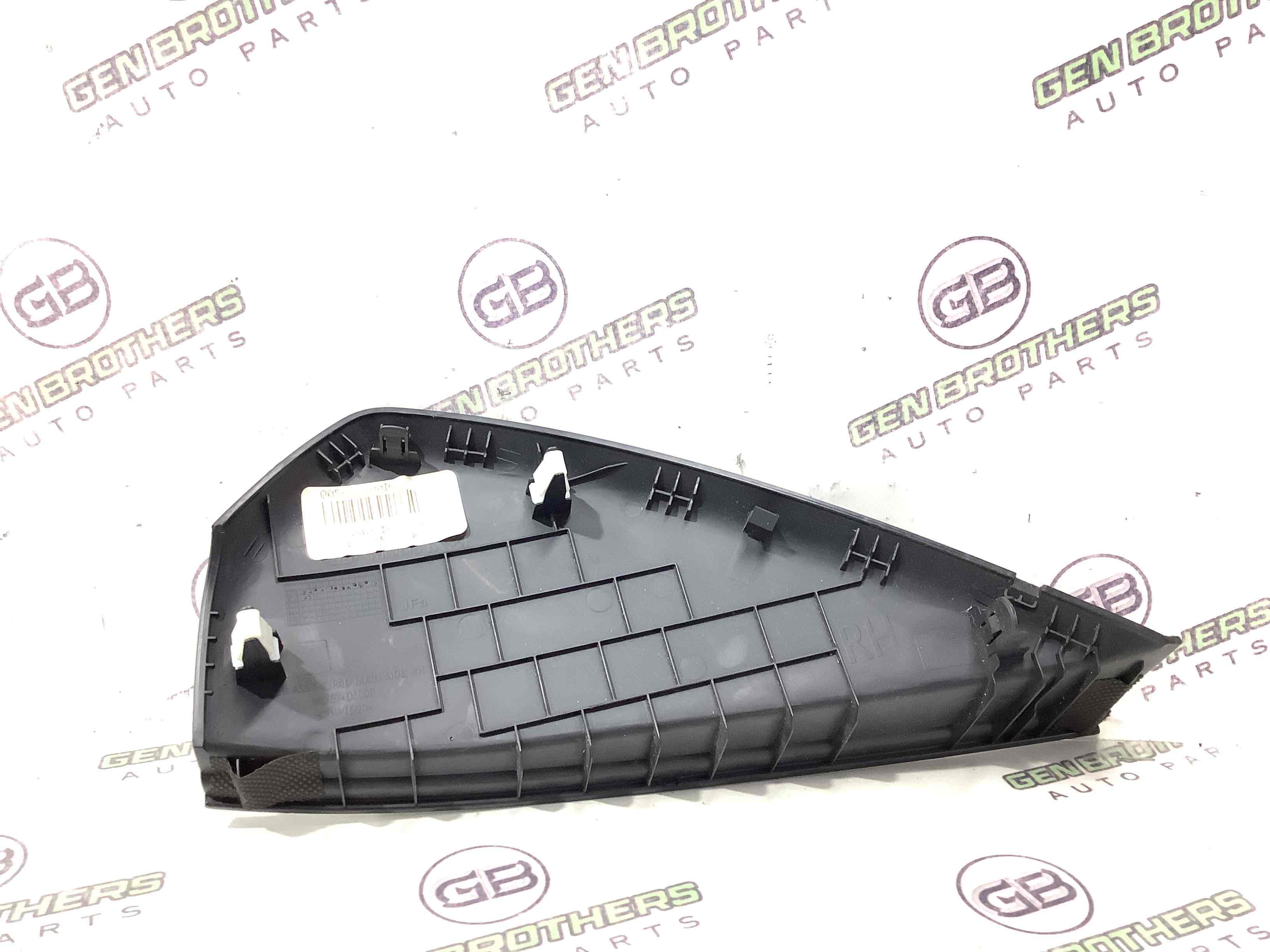 Обшивка панелі приладів торпедо