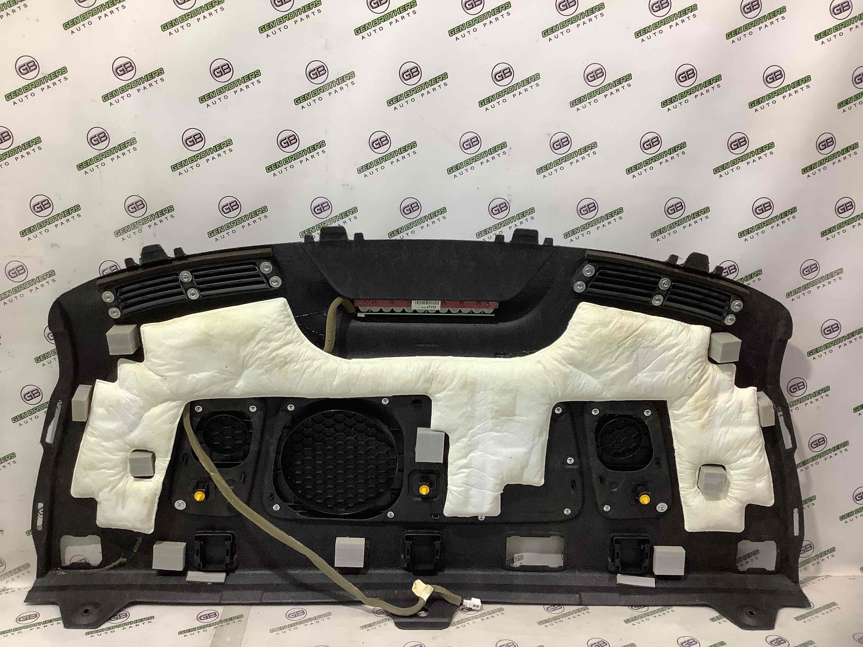 Обшивка задньої полиці