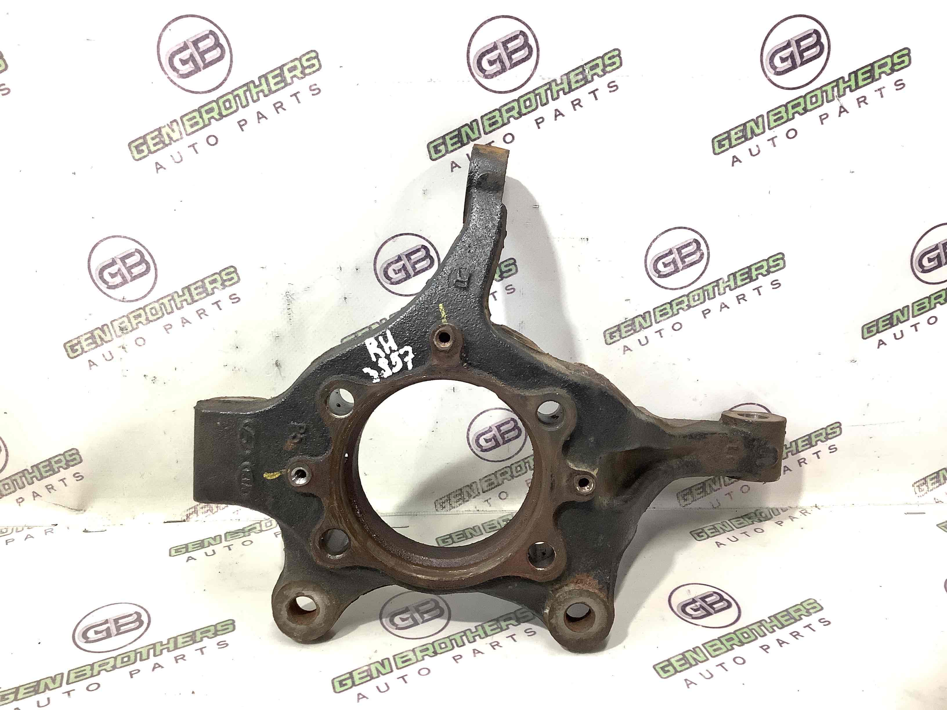 Кулак поворотний правий