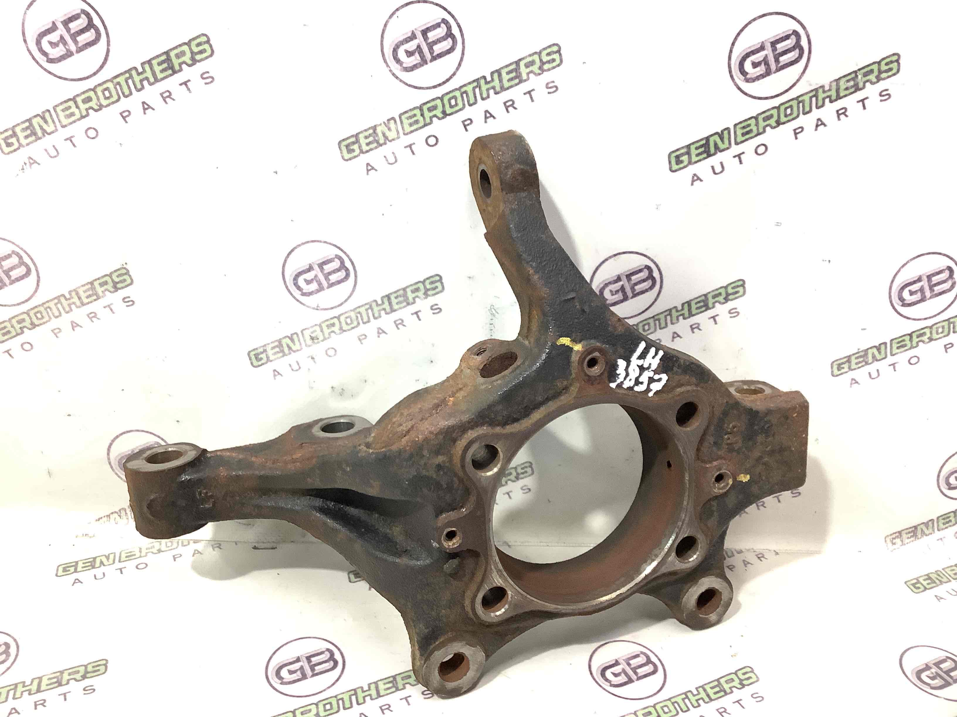 Кулак поворотний лівий