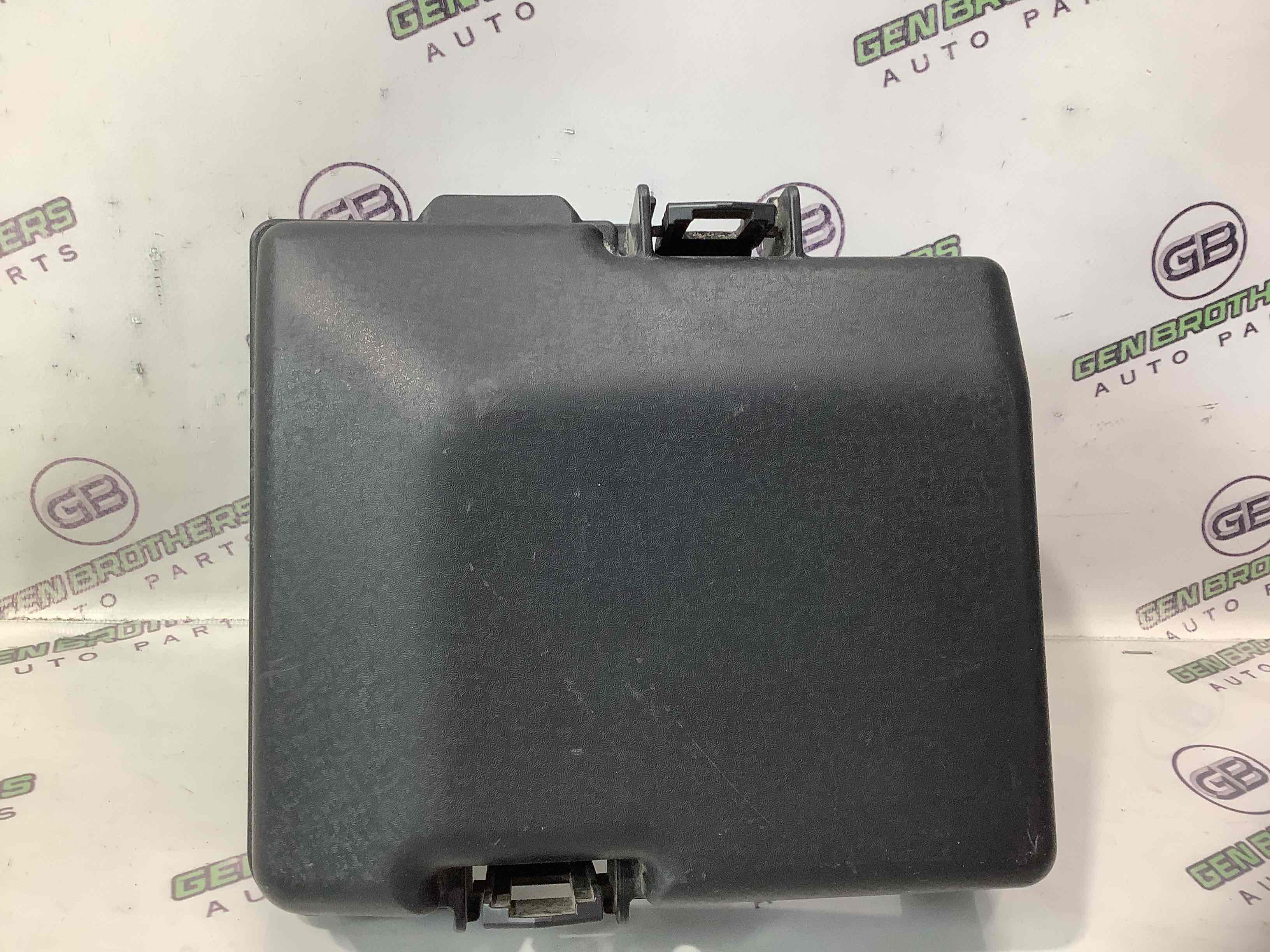 Кришка корпус блоку запобіжників