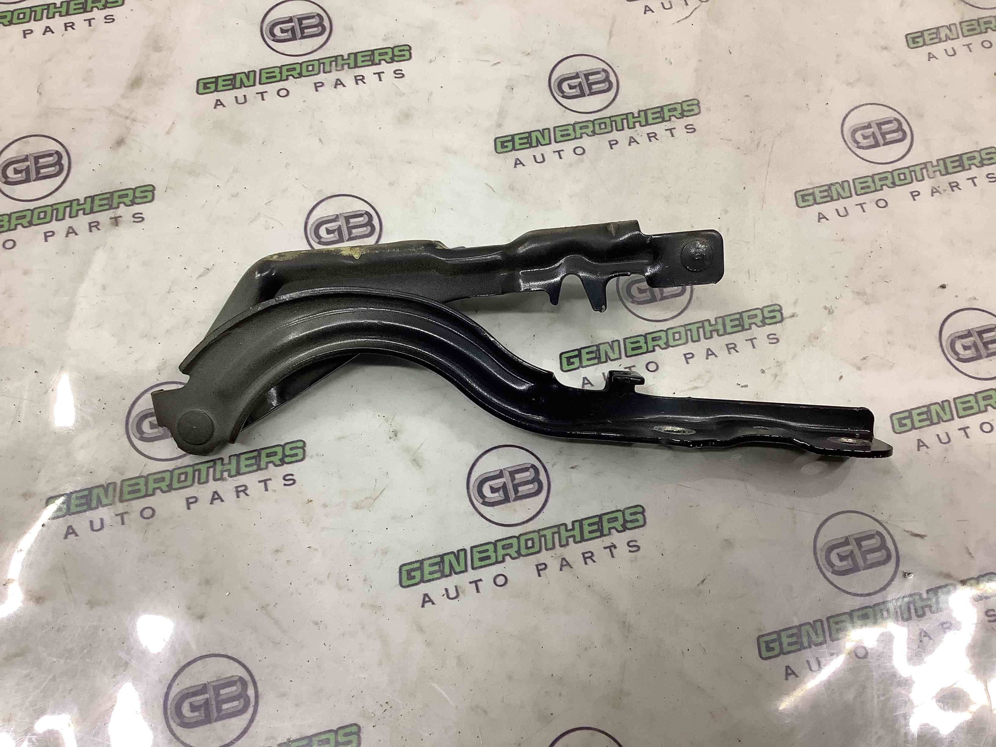 Петля капота, кронштейн капота