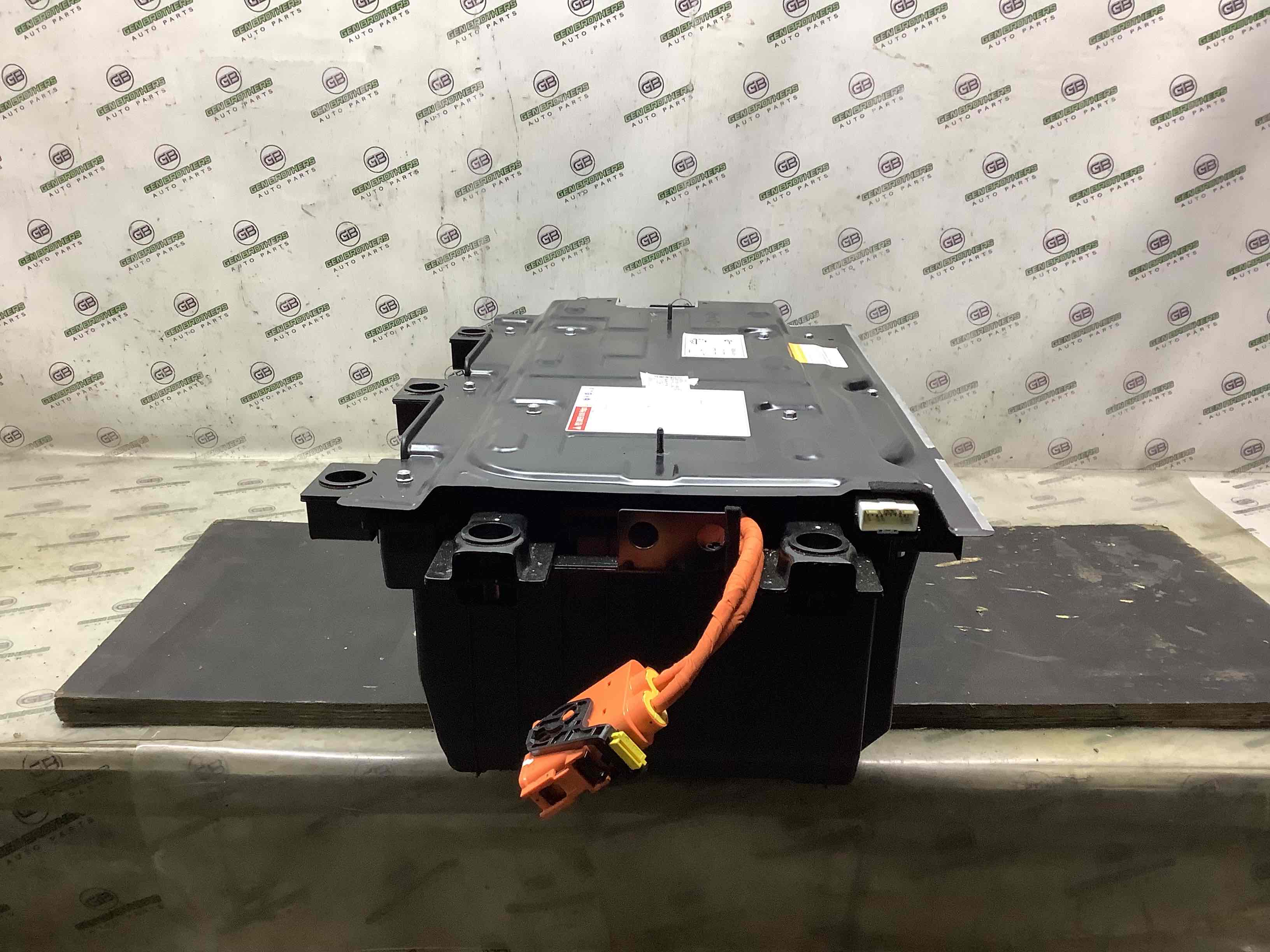 Акумуляторна батарея, кріплення та ін.