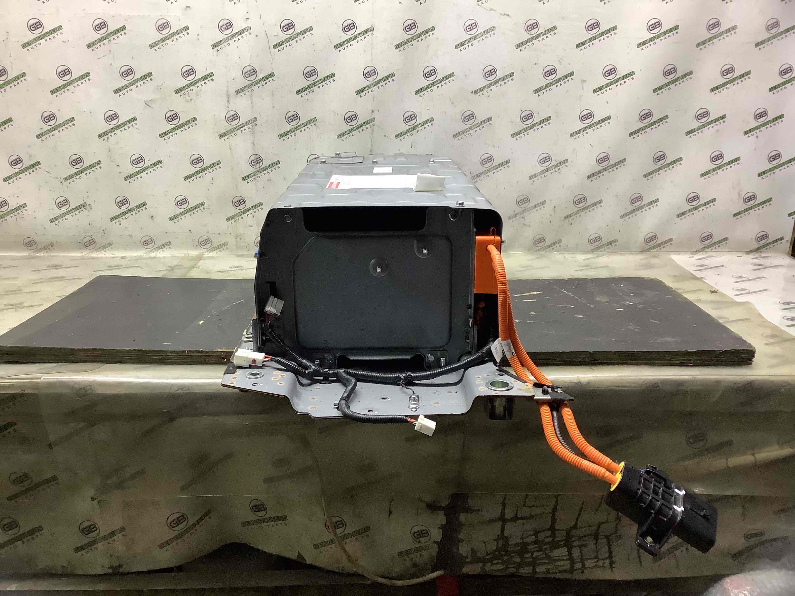 Акумуляторна батарея, кріплення та ін.