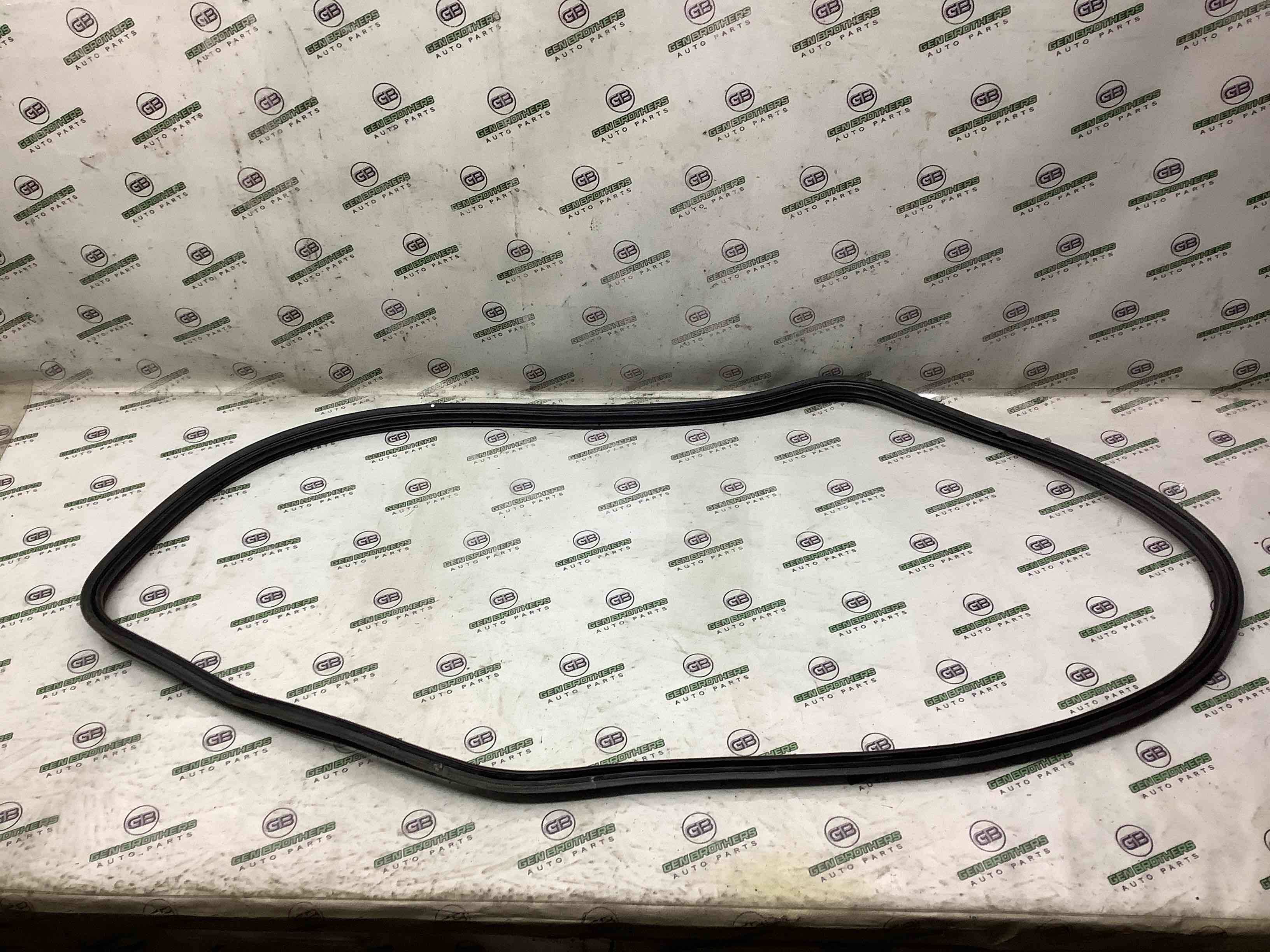 Ущільнювач кришки багажника, двері багажника