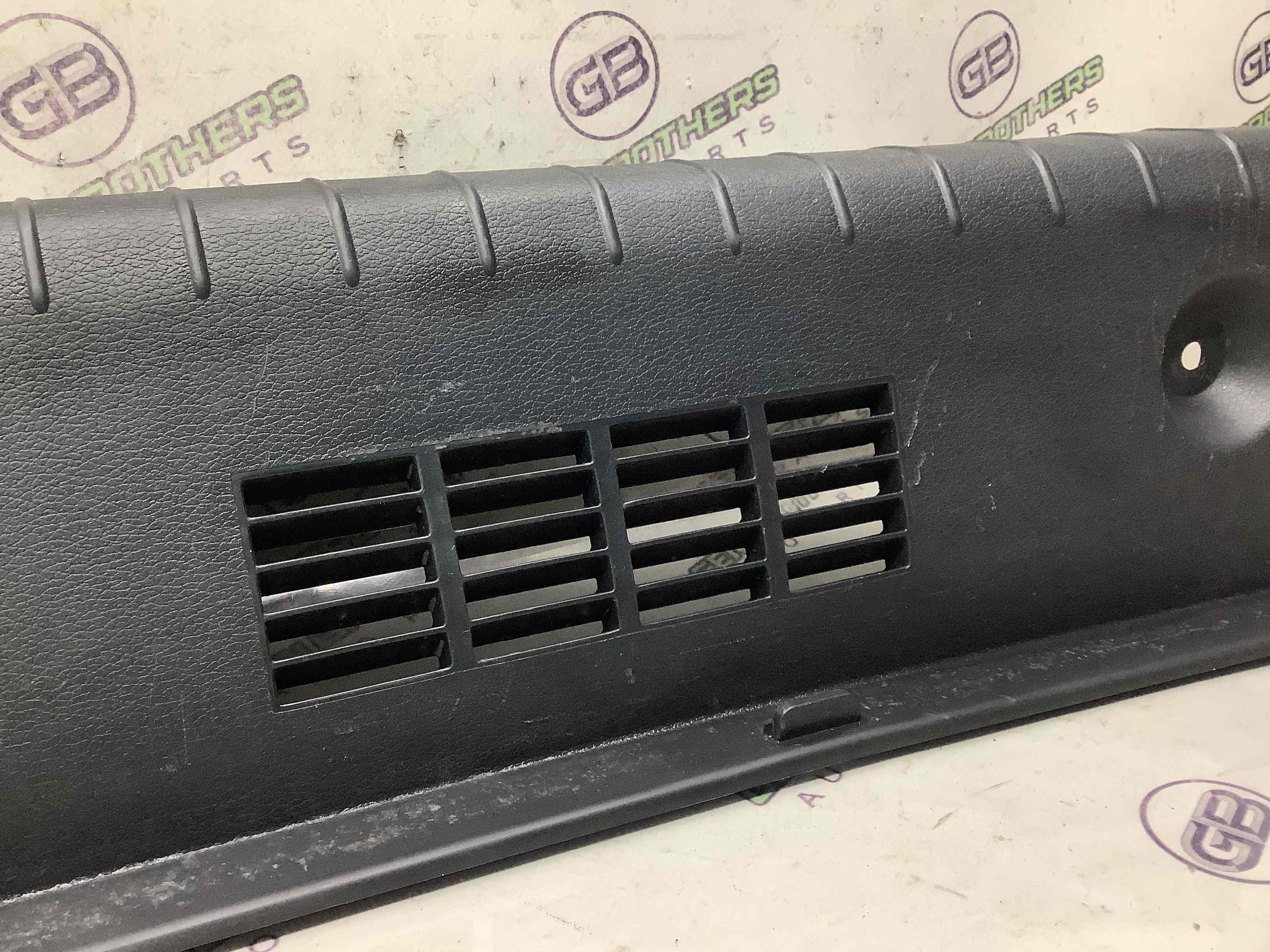 Елементи оздоблення багажника