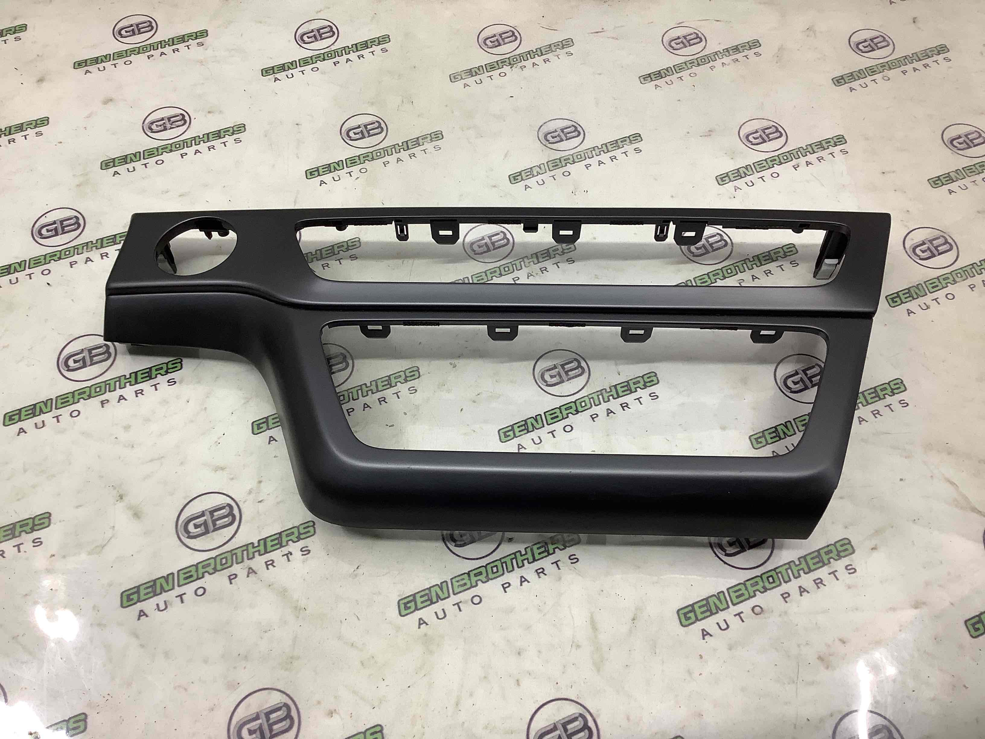 Обшивка панелі приладів торпедо