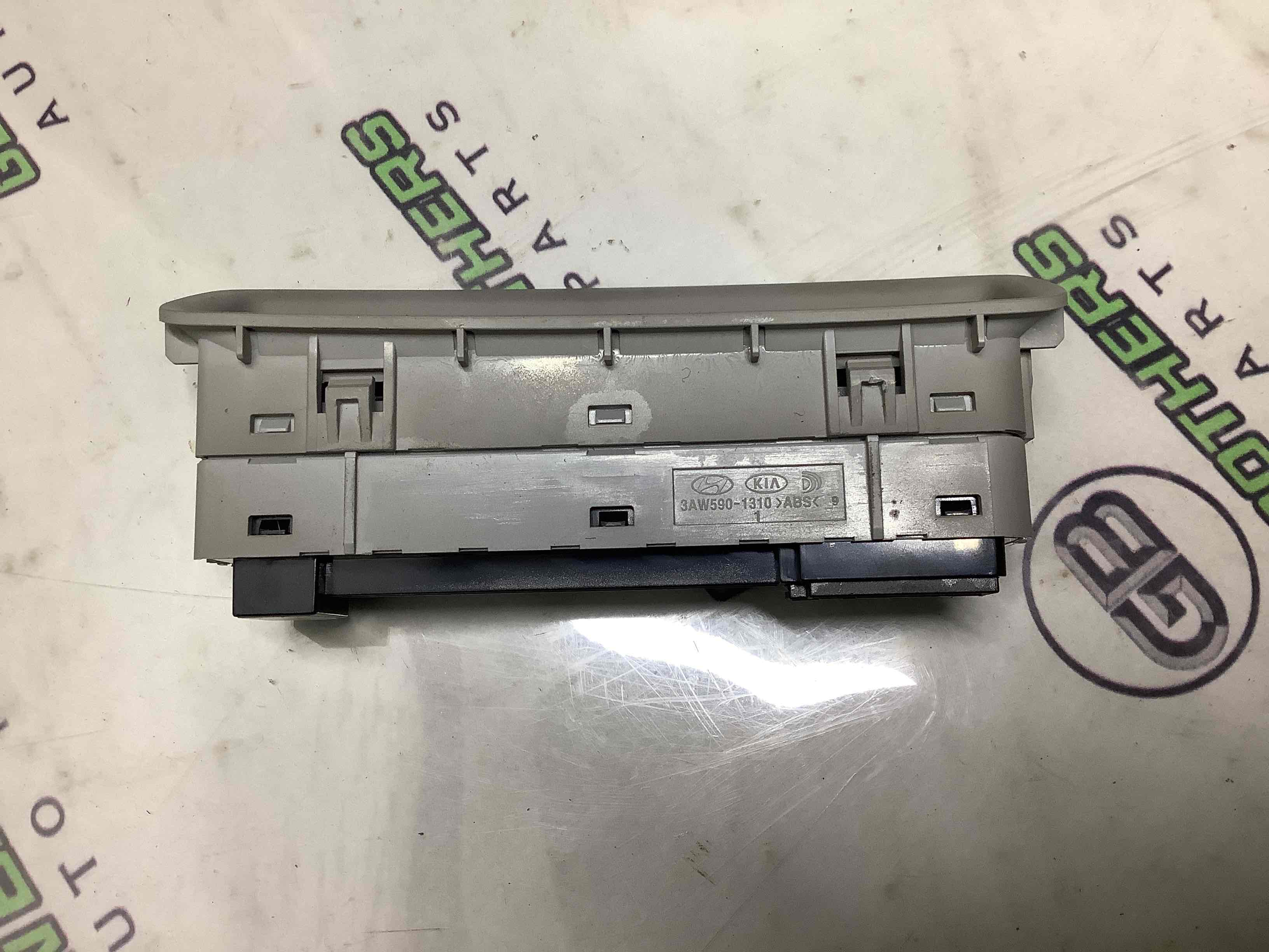 Кнопка відкриття лючка бензобака