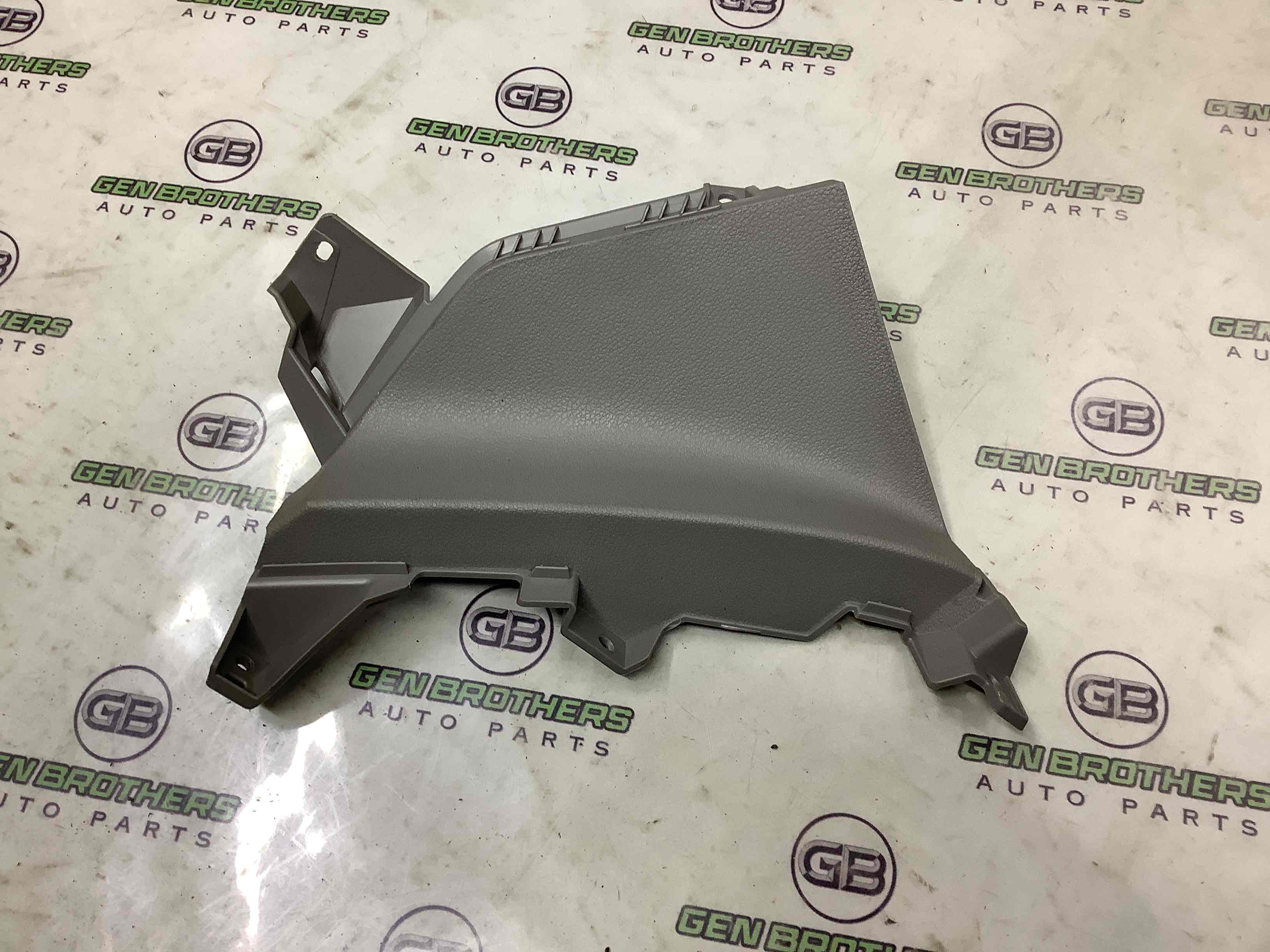 Обшивка панелі приладів торпедо