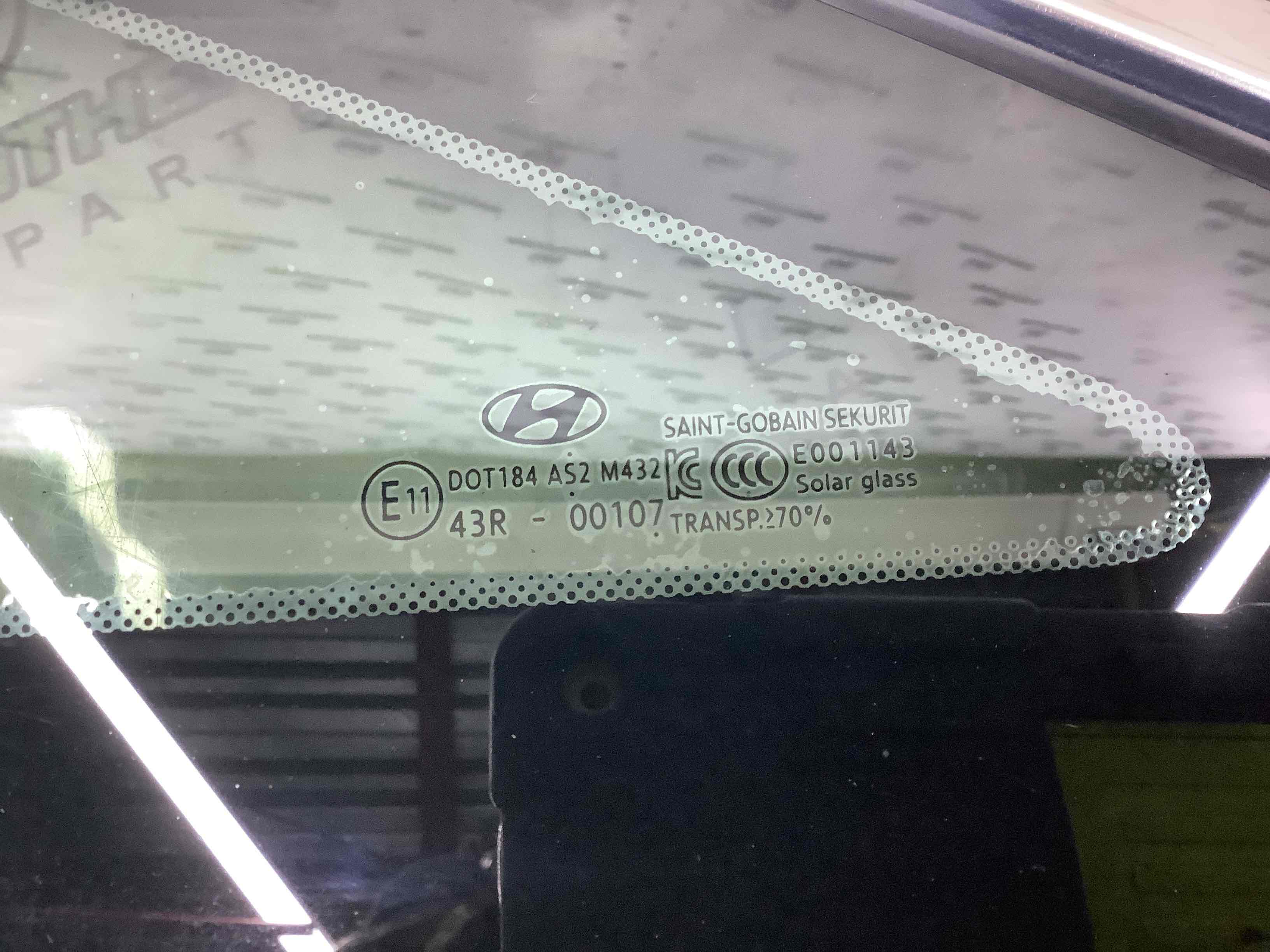 Скло кузова ліве