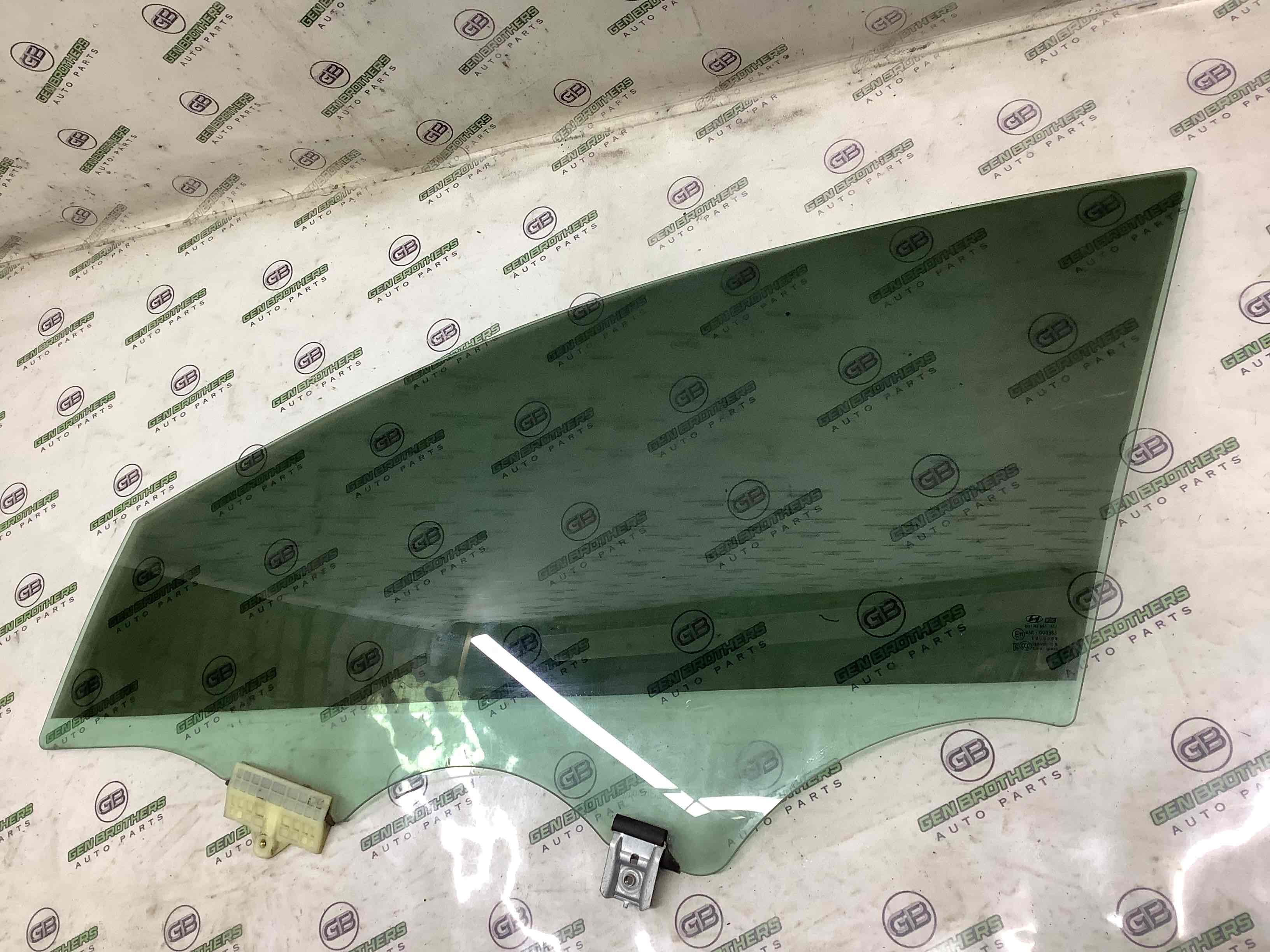 Скло переднє ліве