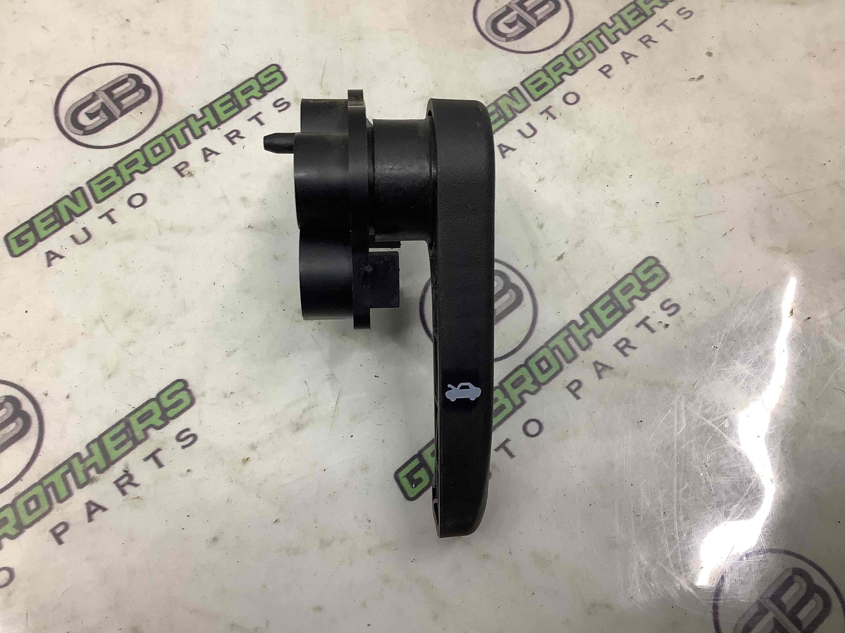 Ручка відкривання капота