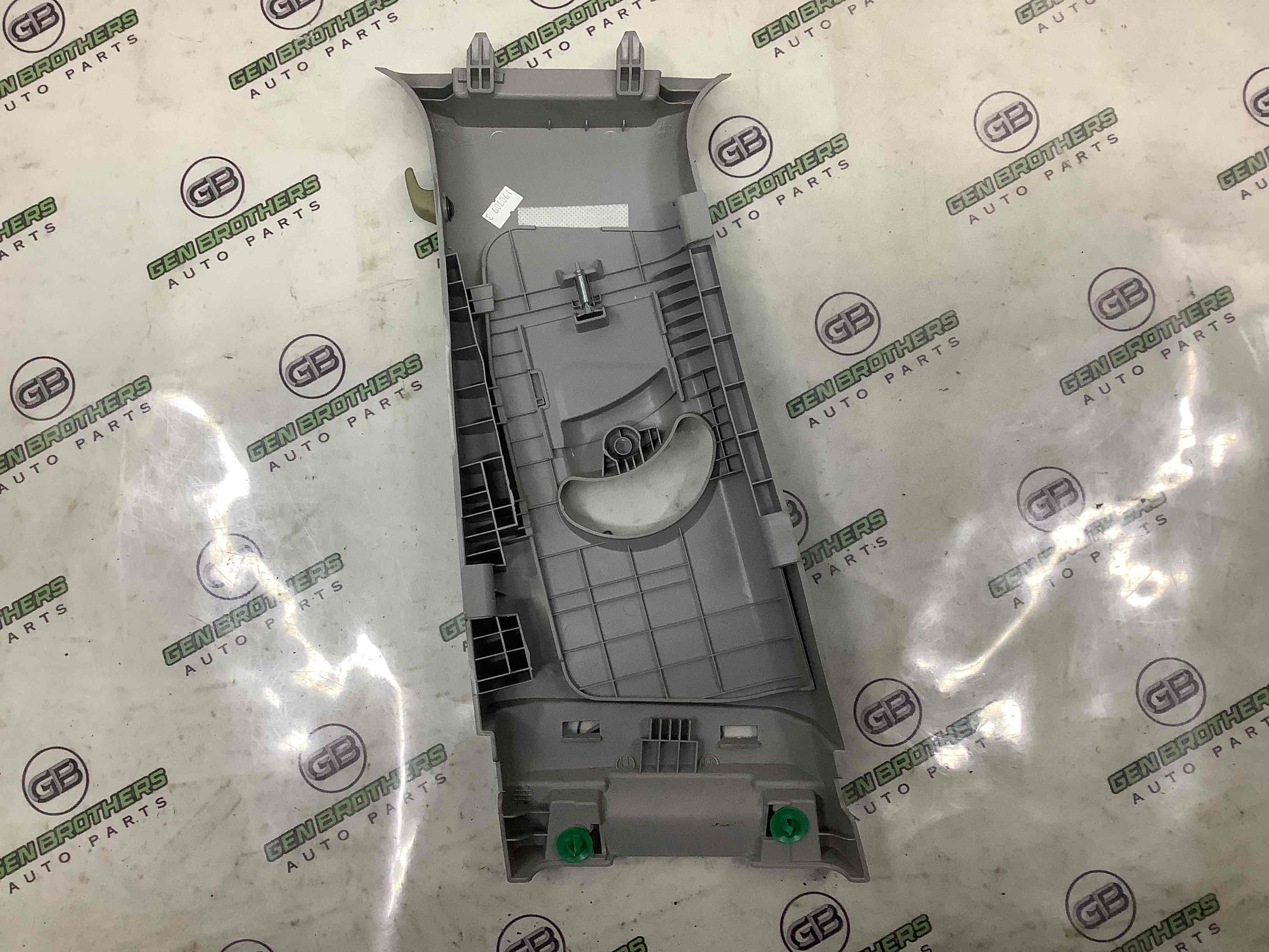 Обшивка центральної стійки права