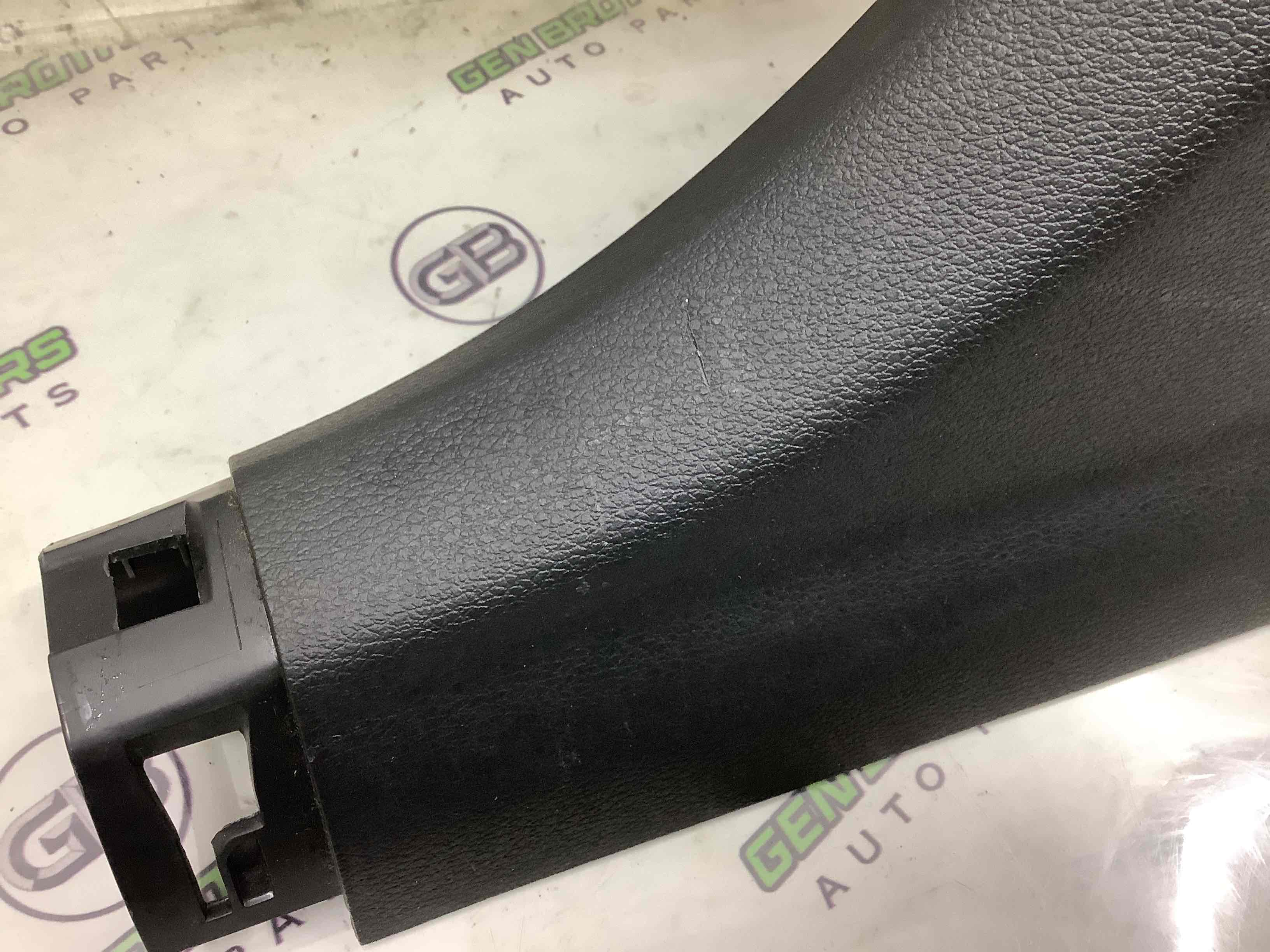 Обшивка центральної стійки права