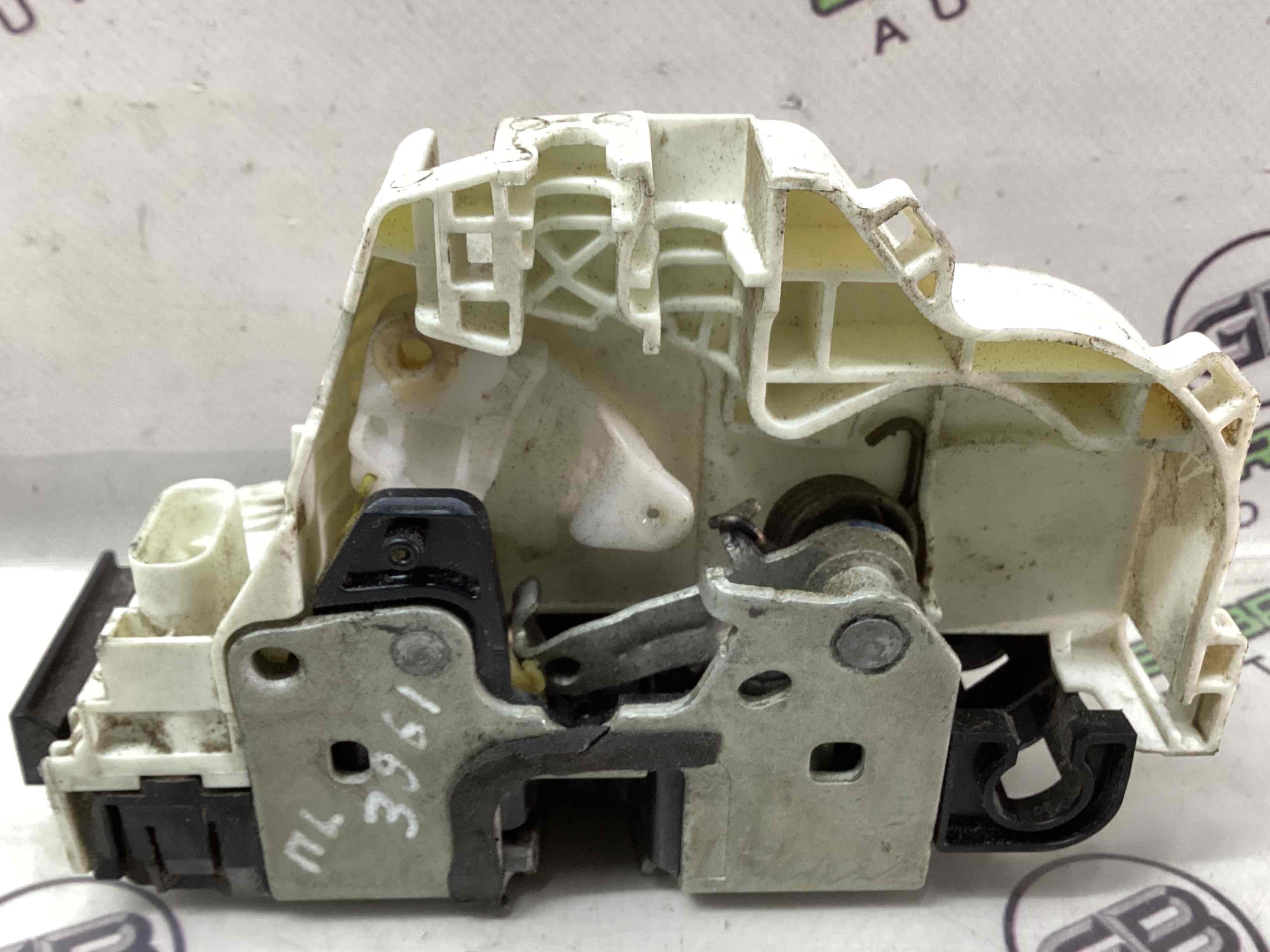 Замок двери передней левой