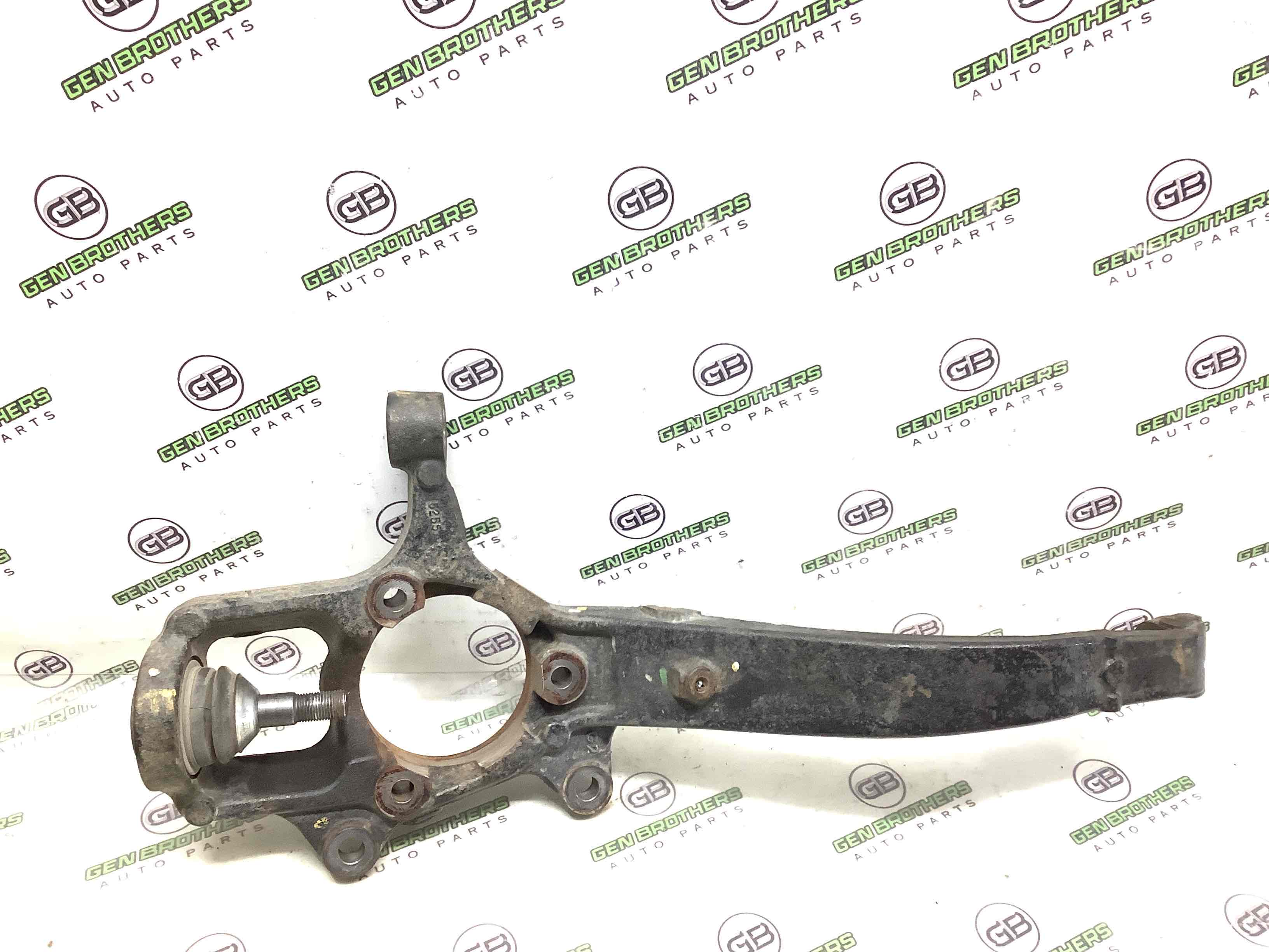 Кулак поворотный правый