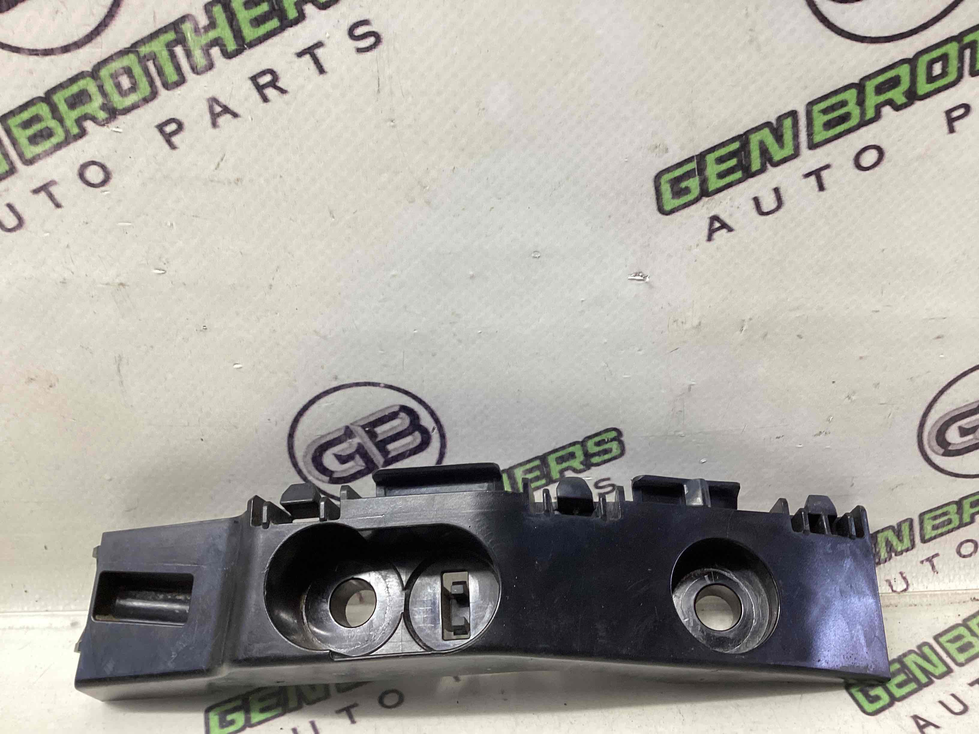 Крепление переднего бампера правое