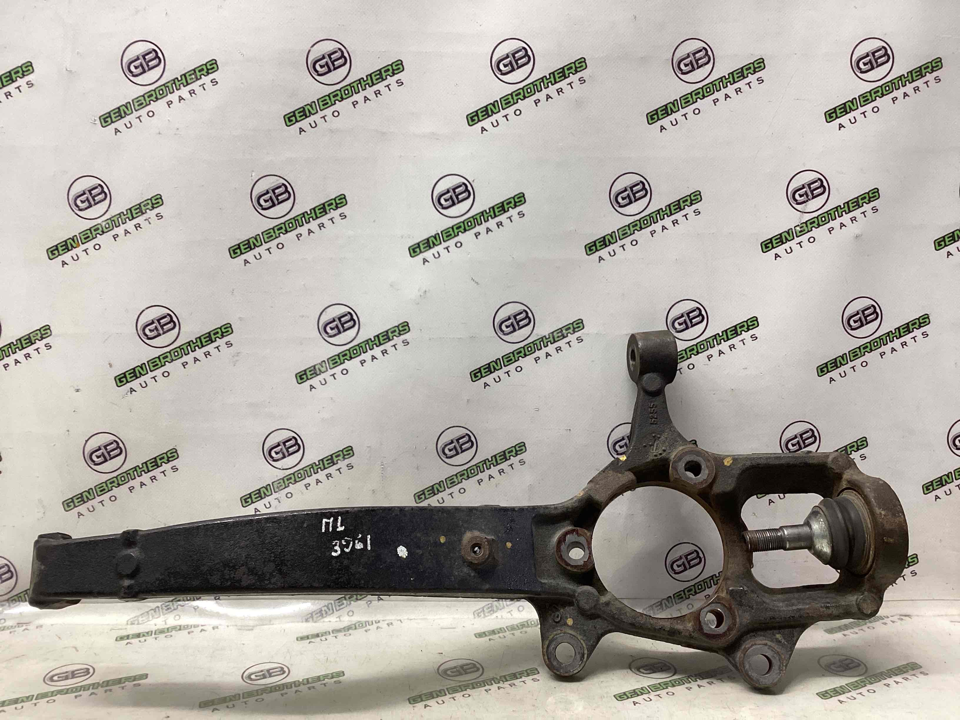 Кулак поворотный левый