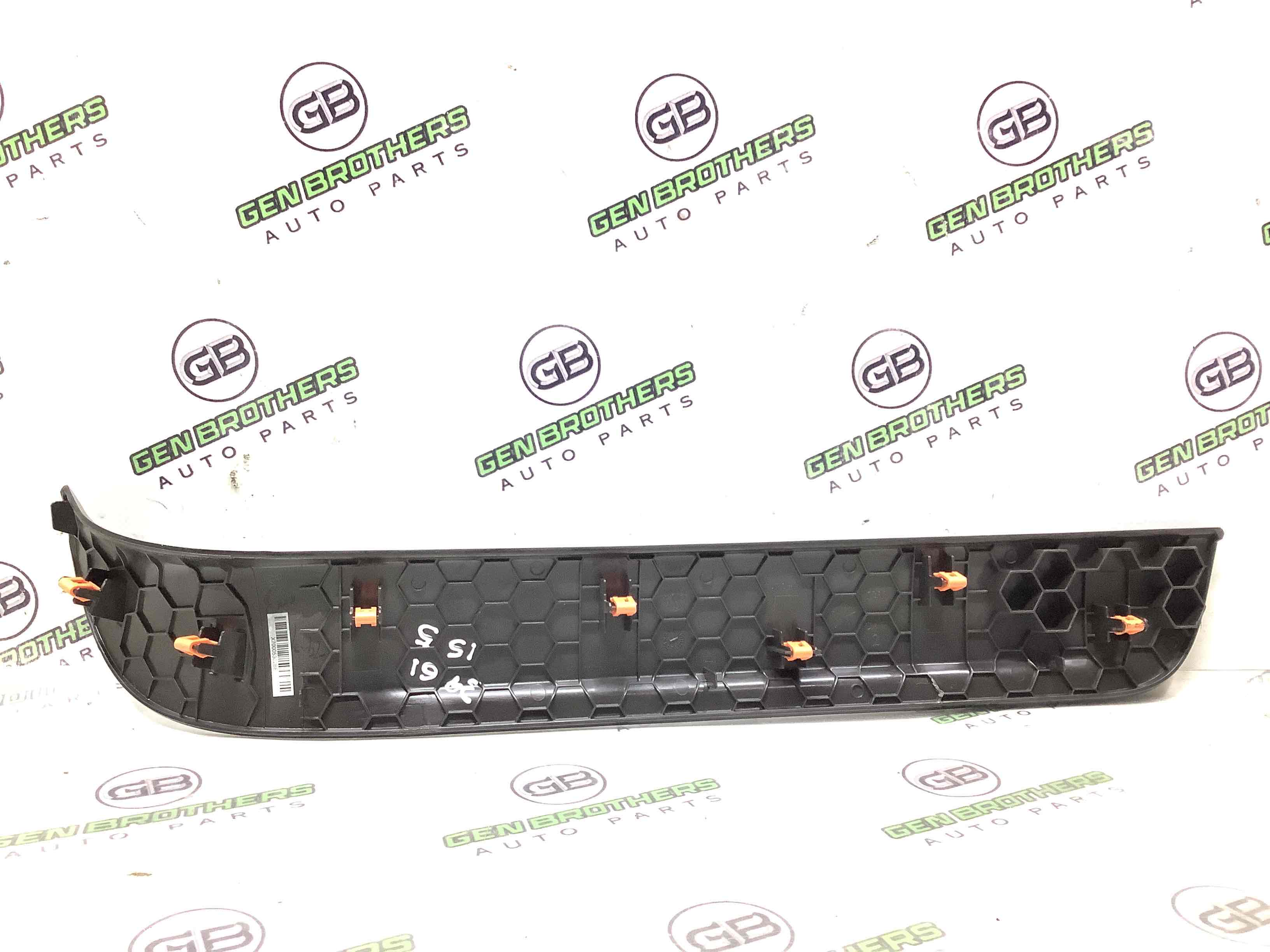 Обшивка панелі приладів торпедо