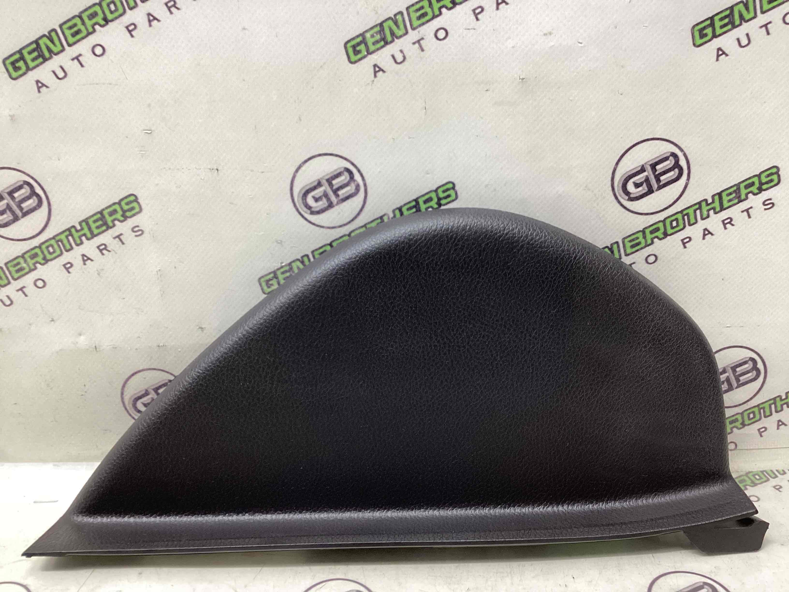 Обшивка панелі приладів торпедо