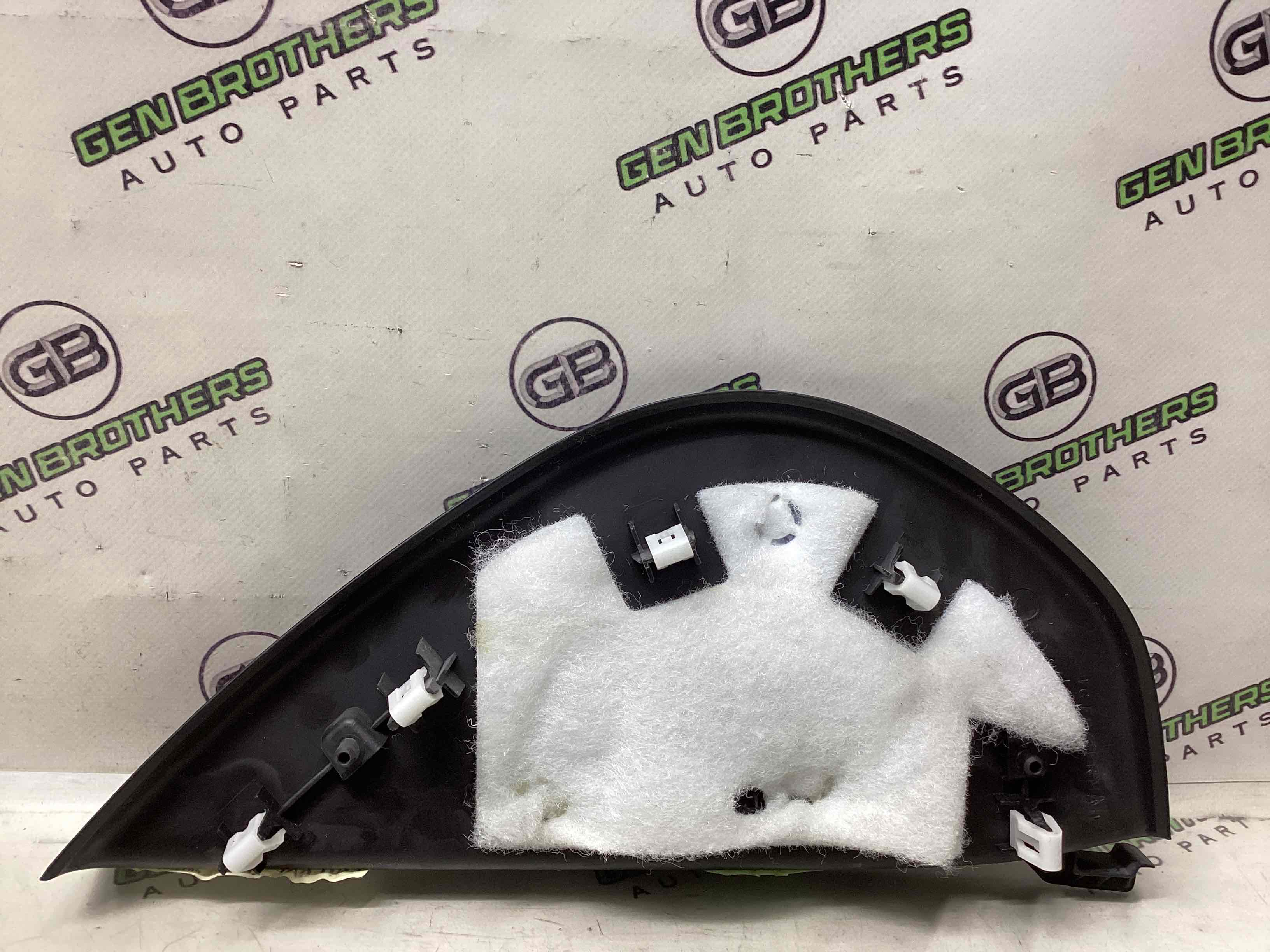 Обшивка панелі приладів торпедо