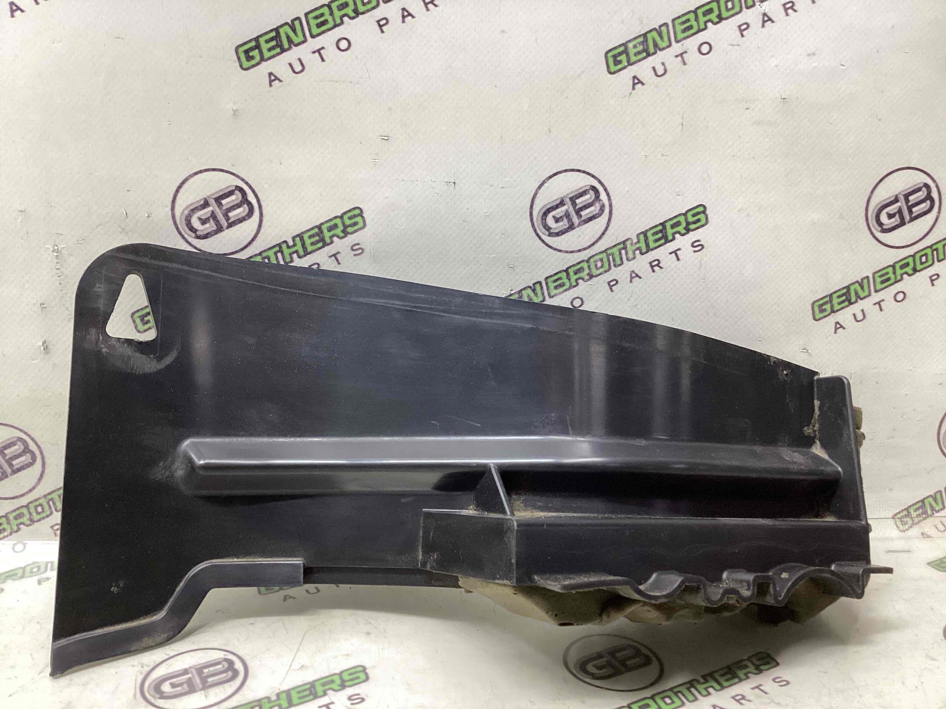 Пластик моторного отсека