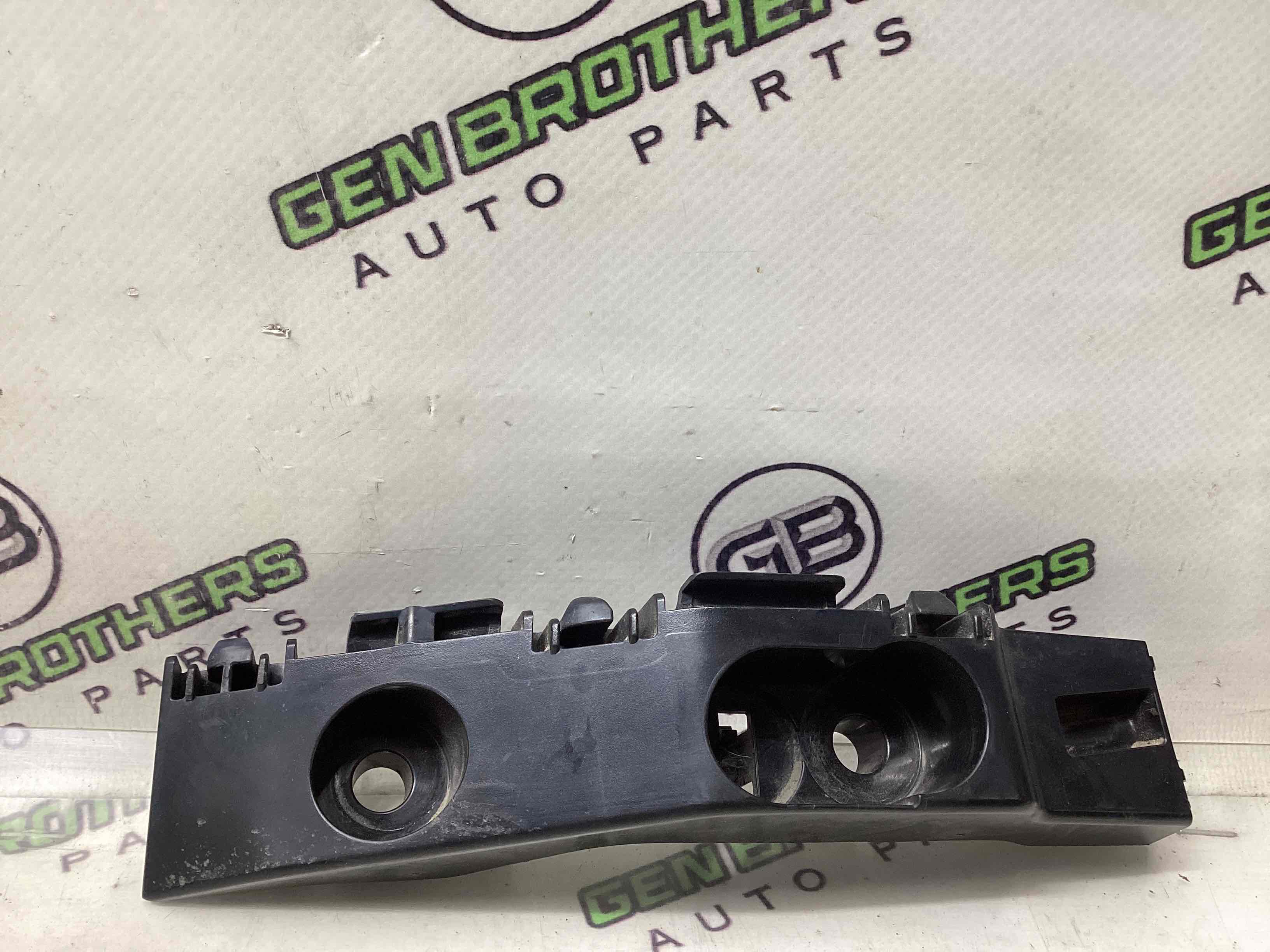 Кріплення переднього бампера ліве