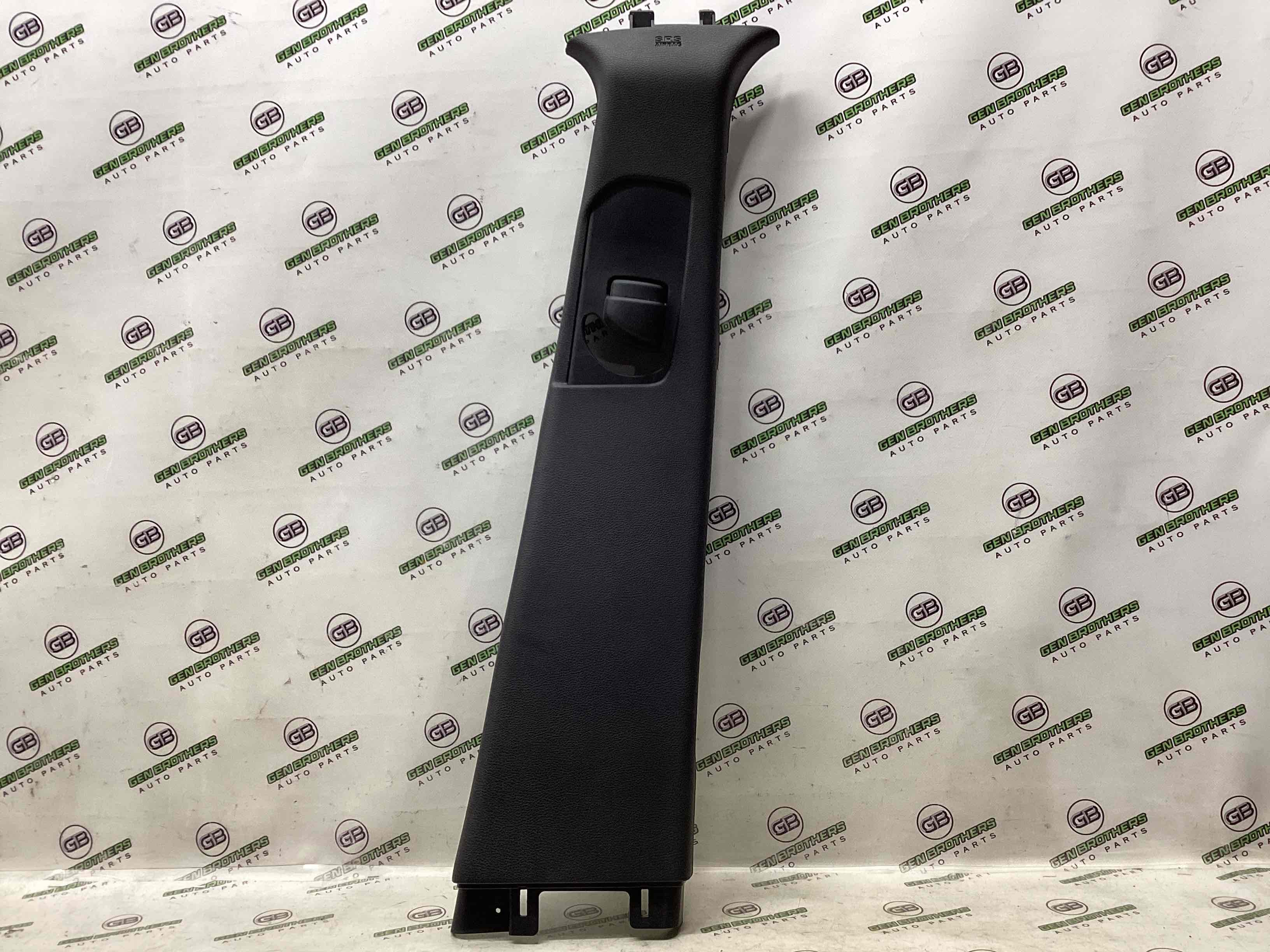 Обшивка центральної стійки права