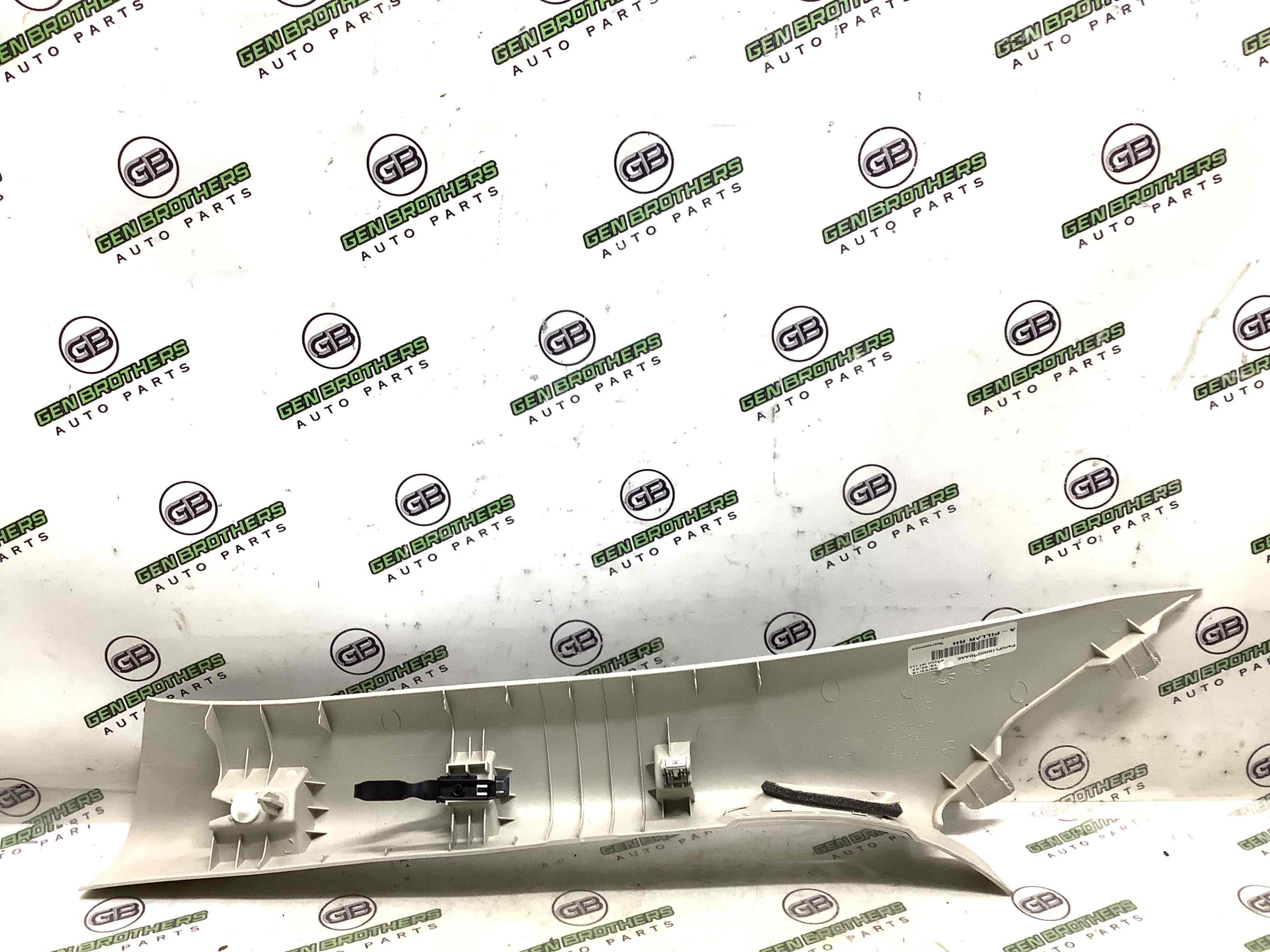 Обшивка передньої стійки права