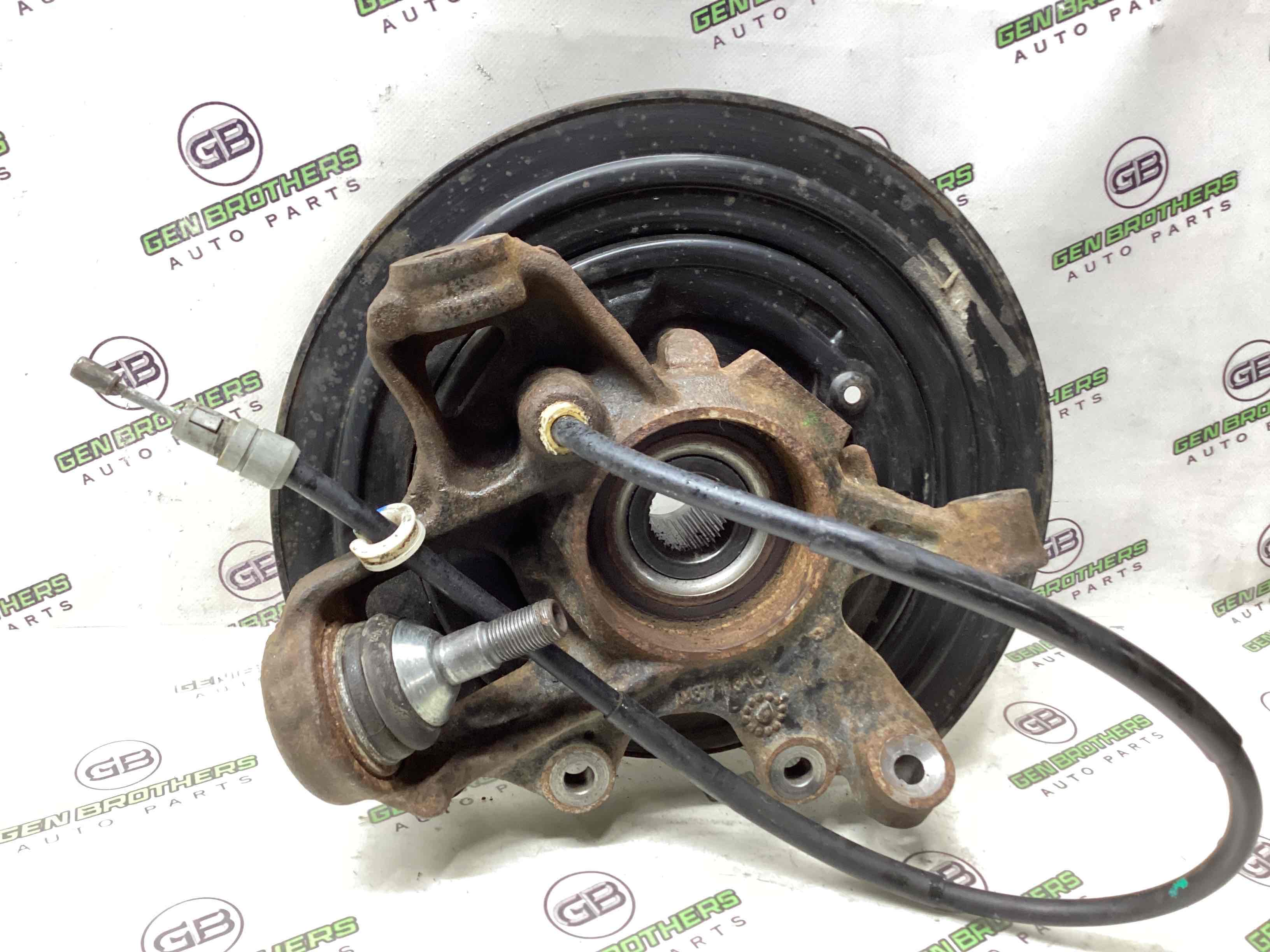 Кулак задній лівий